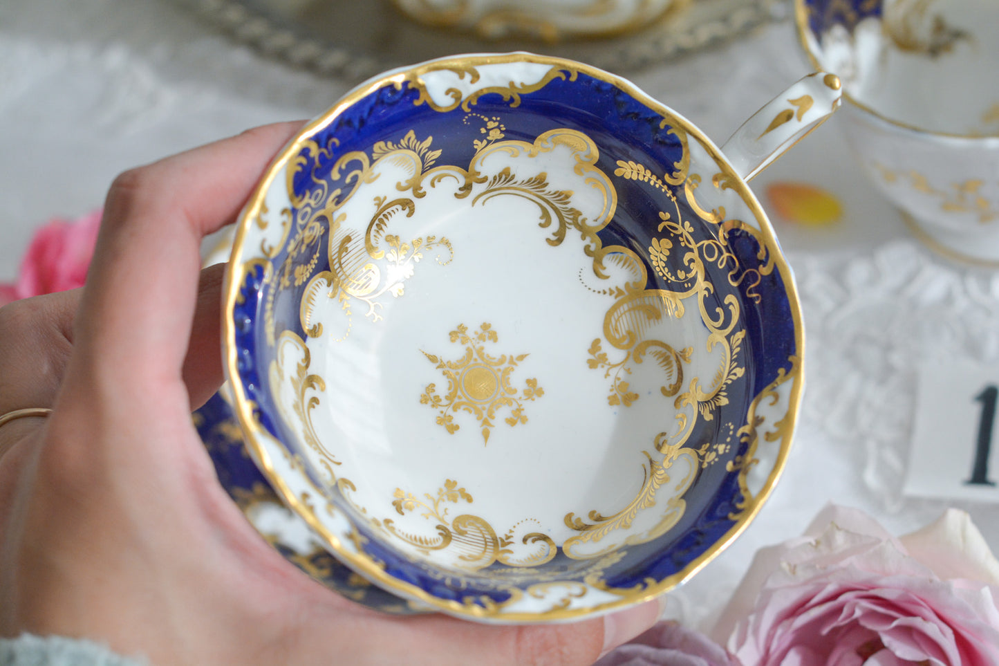 優雅なデザインが人気の、ミントンQシェイプのトゥルートリオです。コバルトブルーに金彩の模様が映えて美しく輝きます。トゥルートリオはティーカップ、コーヒーカップ、ソーサーのセットで、1800年代中頃まではトリオといえばトゥルートリオでした。紅茶もコーヒーも楽しめてとても合理的なセットです。ロココリバイバルの優雅なカップでティータイムをどうぞお楽しみくださいませ。