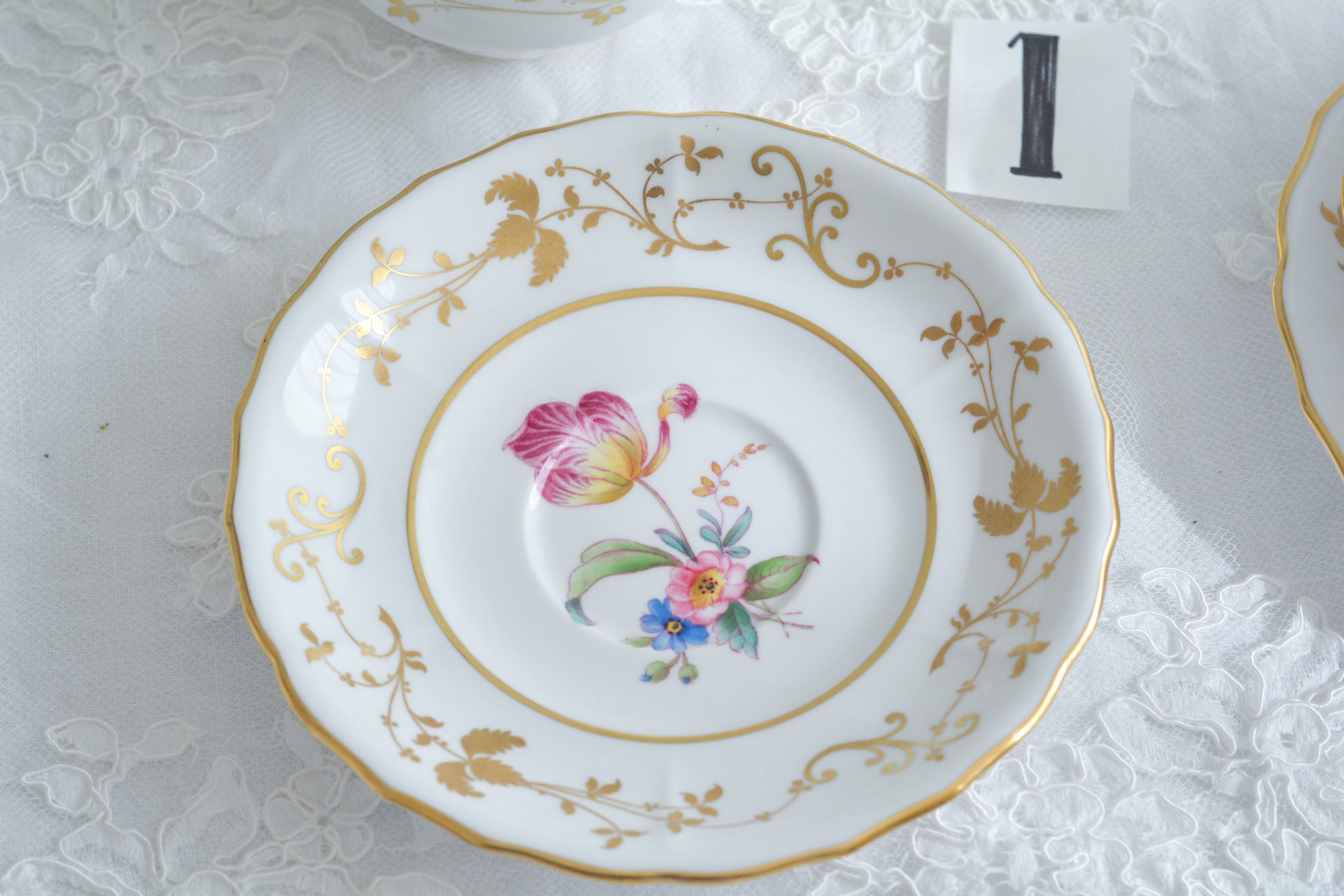 スポードの洗練されたデザインに、ハンドペイントで描かれた花々が大変美しいティートリオです。現代のテーブルにもマッチし、華やかにしてくれます。お花はハンドペイントで描かれているため一つ一つ違い、並べるとそれぞれのお花を見ることができてお話も盛り上がりそうです。