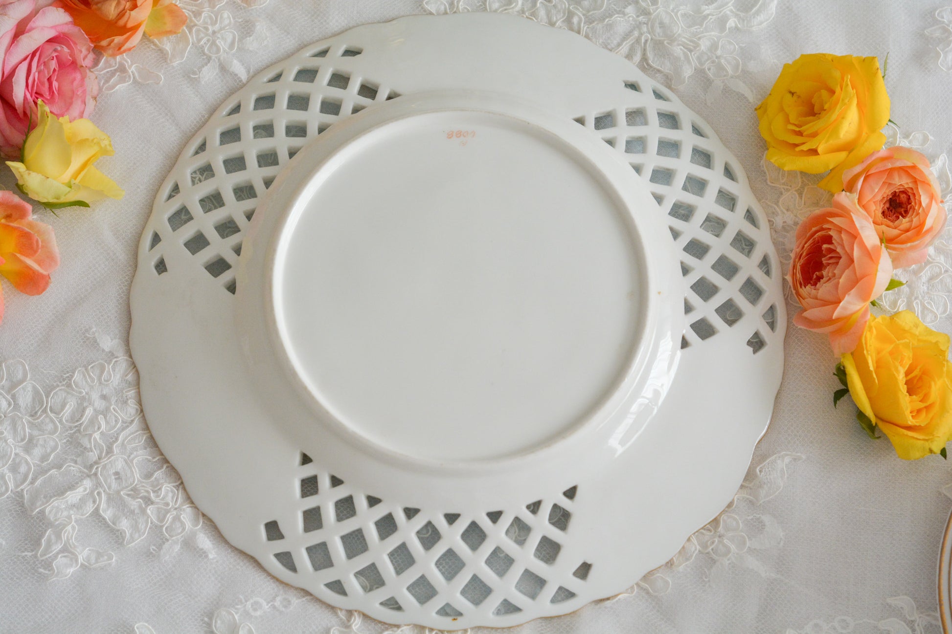 英国アンティークの中でも特に貴重なミントン8800番プレート。ミントンブルーの格子模様に、ハンドペイントの花々が大変美しいミントンの至宝のプレートです。