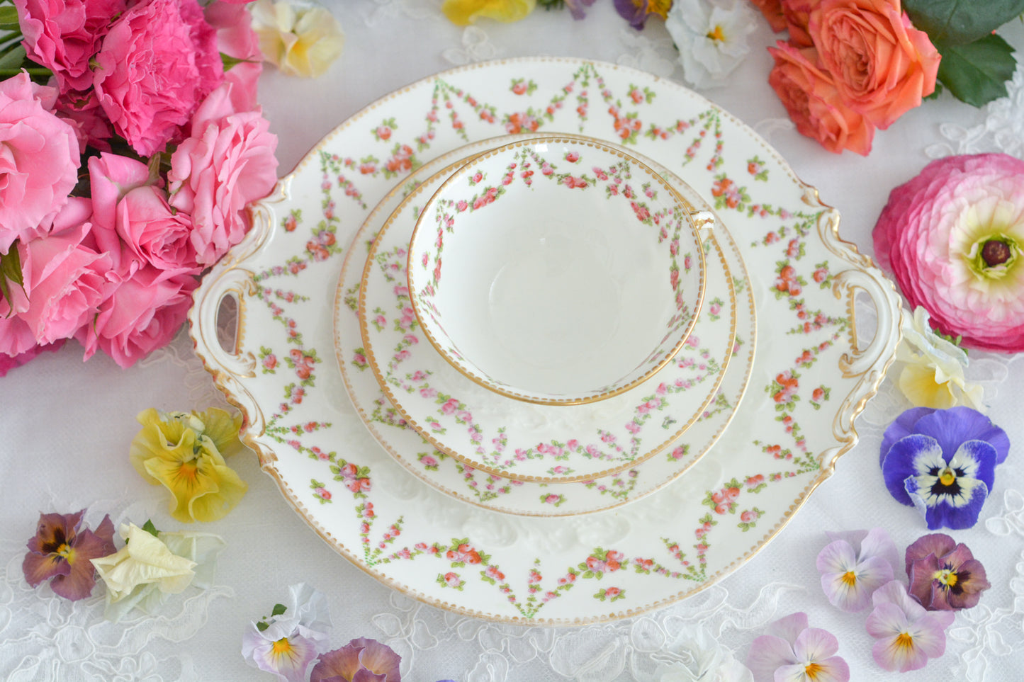 バラのガーランド模様が可愛らしい、ジョージ・ジョーンズ・クレッセントのセットです。カップ&ソーサー、サイドプレート、B&Bプレートのとても便利なセットです。クレッセントらしい可憐で上品な雰囲気がティータイムを盛り上げます。素磁の模様もとっても可愛らしいですよ。