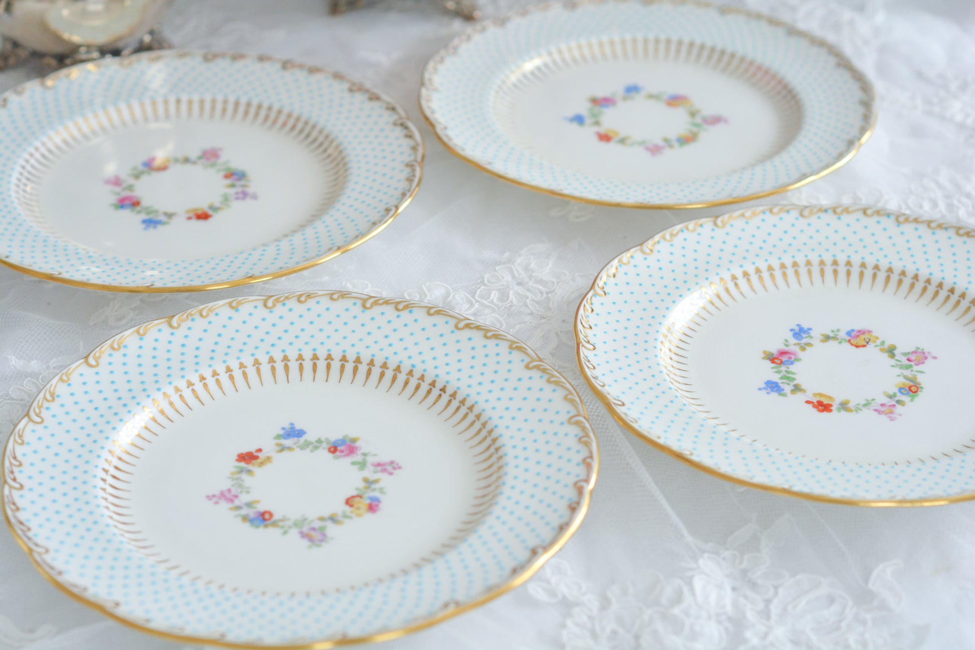 ティファニー特注の洗練された美しさとエナメルジュールの高度な技法で描かれた立体的なドット模様が素晴らしい、ミントンのデザートプレートです。ティファーニーらしい上品なプレートですね。ミントンブルーのプレートでデザートタイムをお楽しみください。こちらはどのプレートにも貫入が見られます。そのためお買い得価格になっています。