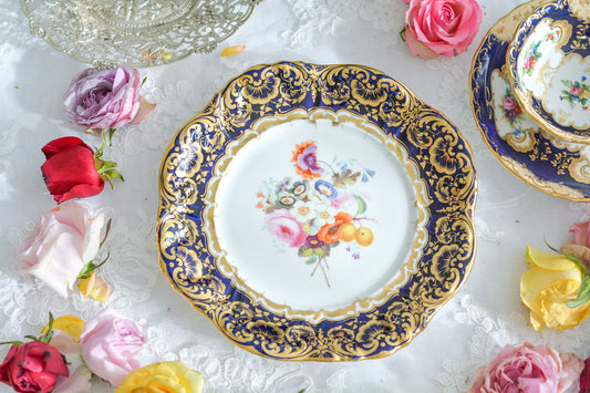 コールポートのアデレードシェイプのプレートです。アデレードシェイプは、ロココリバイバルのデザインがとても豪華なのですが、その中でもこちらのお品は豪華絢爛という言葉がぴったりのお品です。どんなティータイムに使われていたのでしょう。想像するだけで華やかな世界が広がります。絵画の代わりに飾っても素敵だと思います。貴族の豪華絢爛な世界をお楽しみくださいませ。