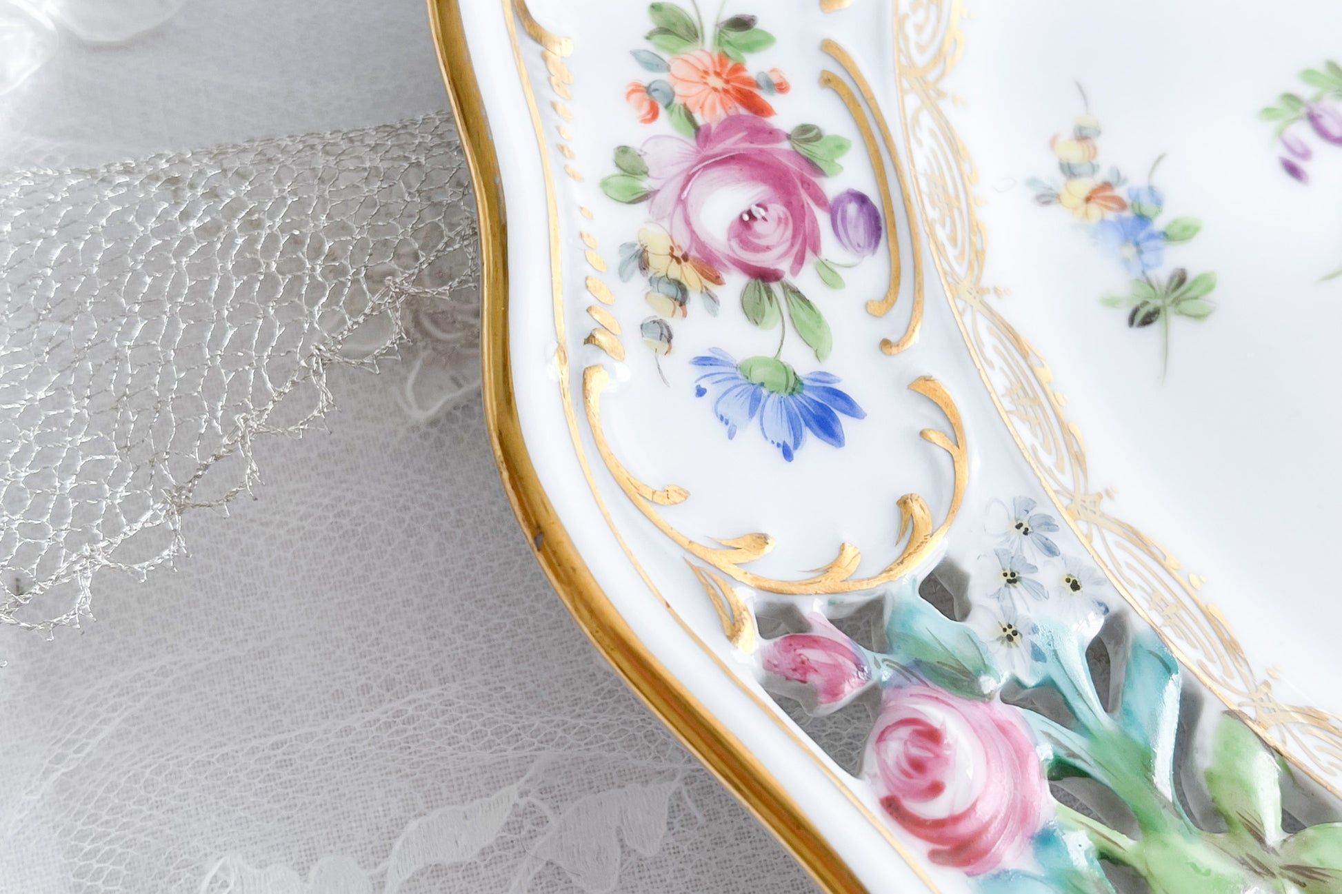 ブルーのリボンにお花いっぱいのバスケットが丁寧に描かれて、透かし模様の花々も大変美しいプレート。カール・ティーメのハンドペイント技術の素晴らしさが良くわかります。華やかで可憐なプレートでティータイムをお楽しみいただけましたらとても嬉しく思います。キャビネットに飾っておいてもお部屋が華やぎます。