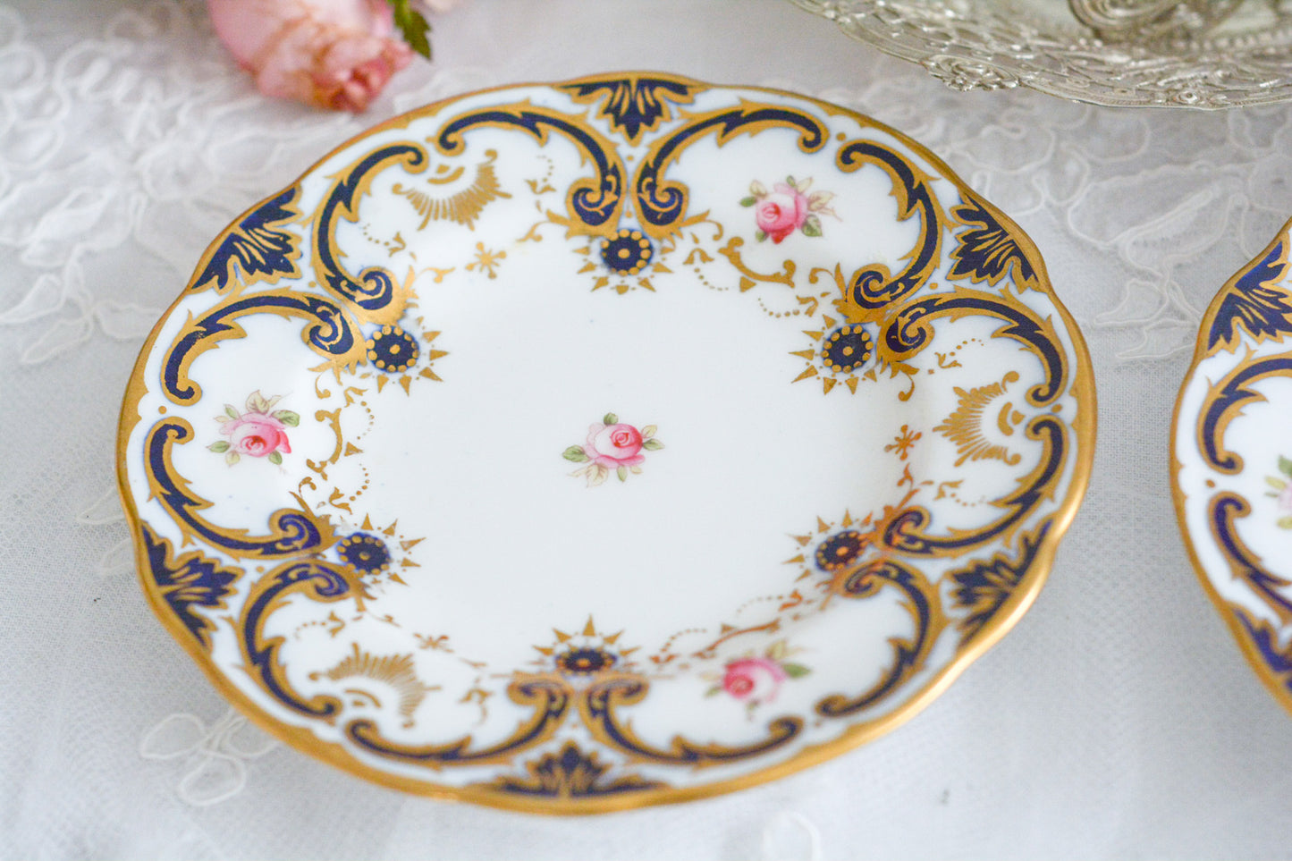 金彩に小さなエナメル画の薔薇の花が上品でコールポートらしい上品な雰囲気のサイドプレートです。100年以上経過したアンティークですがとても良い状態です。お菓子を乗せたりティータイムで活躍してくれるでしょう。またお気に入りのジュエリーやアクセサリーをのせても素敵です。アンティークのある暮らし始めてみませんか?
