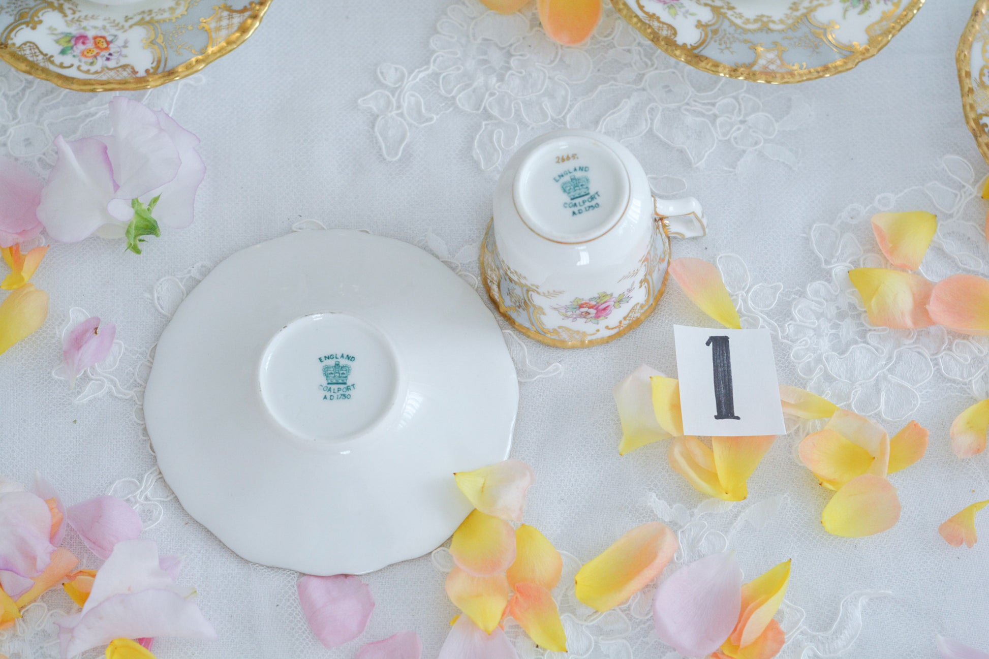 コールポートの人気シリーズ「バットウィング」。バットウィングは、たくさんのカラーバリエーションがあります。グレーカラーはレアカラーで、優しく明るい雰囲気。金彩もとても豪華でテーブルにあるだけでキラキラと輝いて見えます。デミタスカップの小さな世界に豪華で美しい模様がぎゅっと詰まった大変素晴らしいお品です。バットウィングシリーズも状態の良いお品は入手困難になってきました。貴重なグレーのバットウィングの輝きをどうぞお楽しみください。