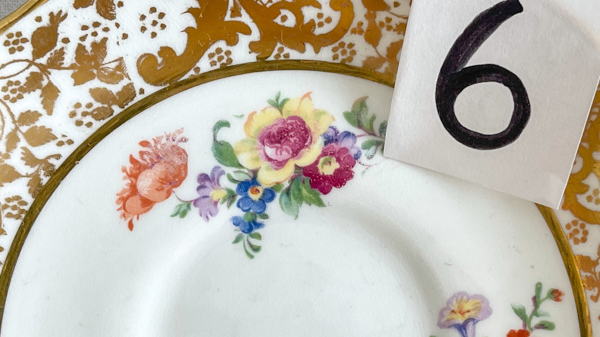 ハマースレイの豪華なティートリオとB&Bプレート。金彩の華やかな模様にブーケ柄のプリントが映えます。ハマースレイらしい優美なシェイプで、ティータイムに花を添えてくれるデザインです。それぞれ状態が異なりますので、プルダウンよりお選びください。ティートリオの④〜⑥はカップにヒビがあり、水漏れするため観賞用としてお勧めします。プレートはそれぞれお使いいただけます。