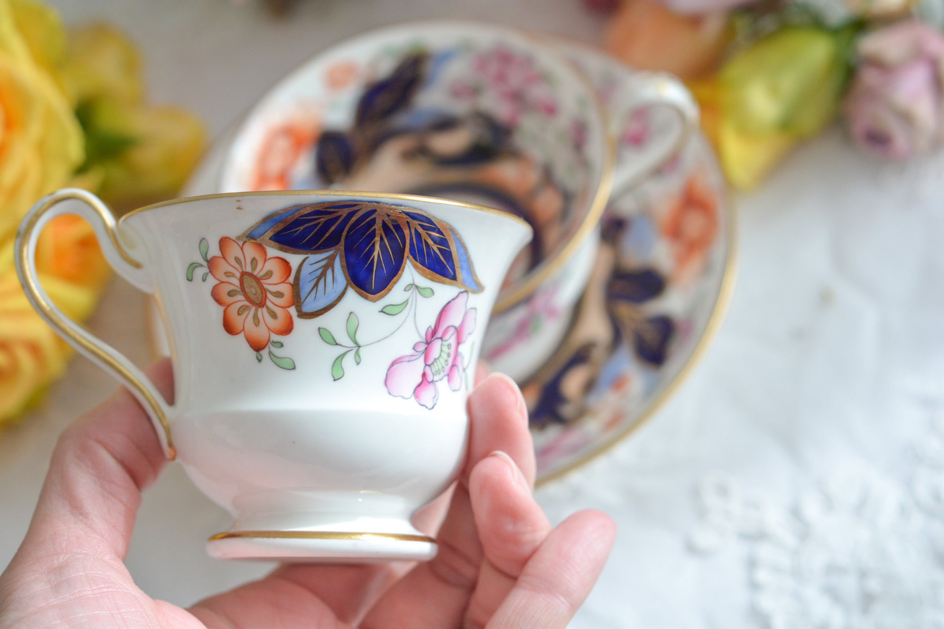 伊万里スタイルが美しいトゥルートリオ。コールポートのエンパイアシェイプによく似ています。1820年〜30年頃の作品と思われ、約200年が経過してなお美しく凛とした姿は日本の侘び寂びにも通じるのではないでしょうか?紅茶、コーヒーだけでなく、緑茶にもよく合いそうですね。トゥルートリオは、ティーカップ、コーヒーカップ、ソーサーのセットで、紅茶とコーヒーどちらもお楽しみいただけるセットです。