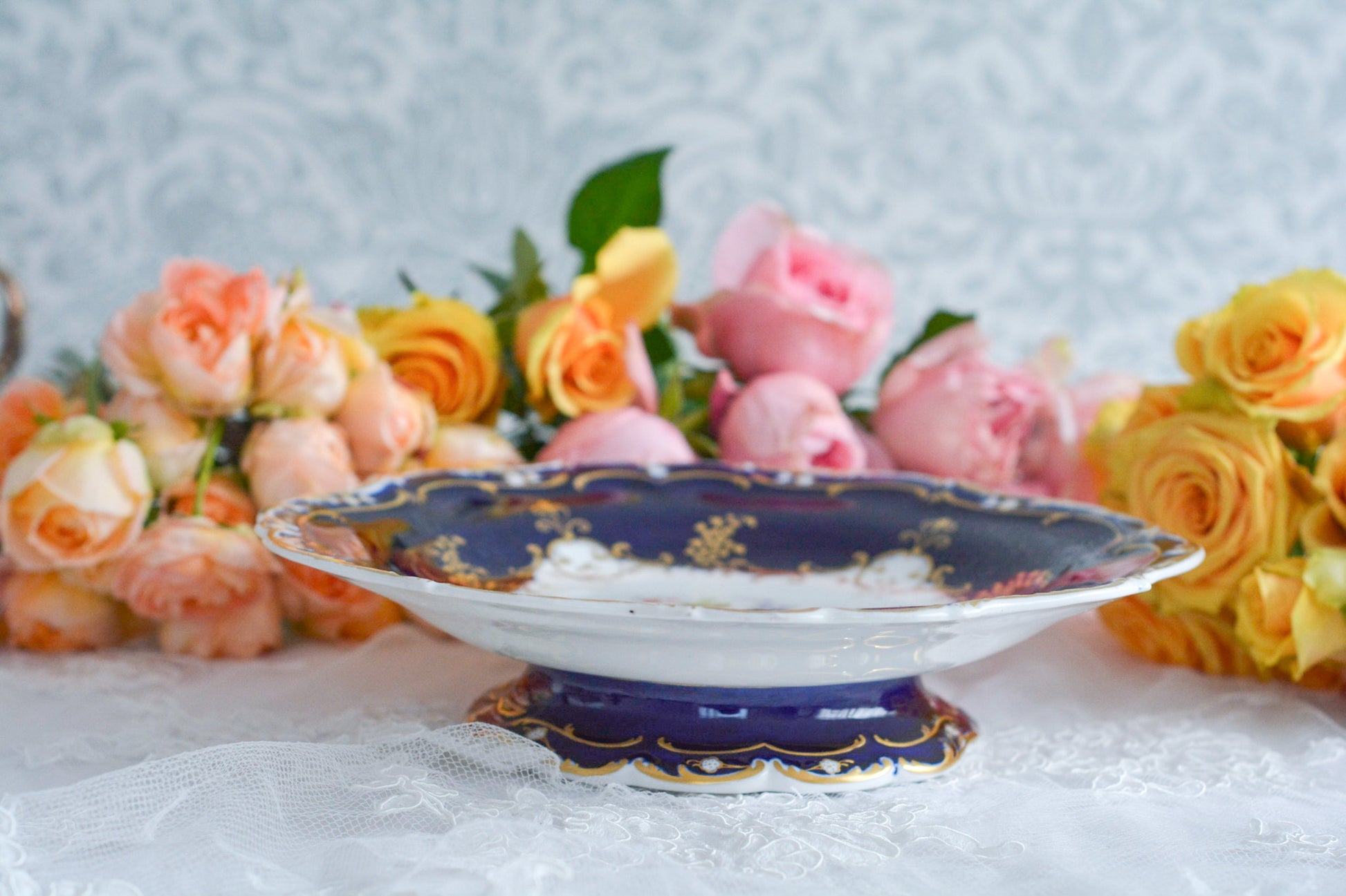 コバルトブルーカラーの美しいミントンのタッツァです。タッツァとはコンポートのような脚付きのプレートです。フルーツやお菓子を盛り付けるのにとても重宝するお品。美しいコバルトブルーカラーにハンドペイントのブーケがとても美しいです。あなたの大切なティータイムに是非お使いください