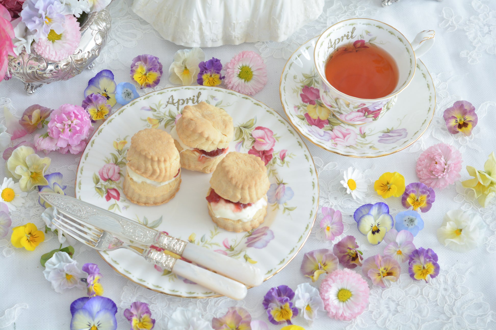 ロイヤルアルバートの人気シリーズの一つ、「フラワーオブマンス」1月から12月までそれぞれの季節のお花がモチーフのシリーズで、ついつい集めたくなってしまう魅力があります。今回ご紹介するのは、4月(April)。4月のお花はスイトピーです。春らしい明るいカラーでとても可愛らしいお品。貴重なトリオとなっております。4月生まれの方はもちろん、コレクションしてらっしゃる方、お探しの方もぜひ。