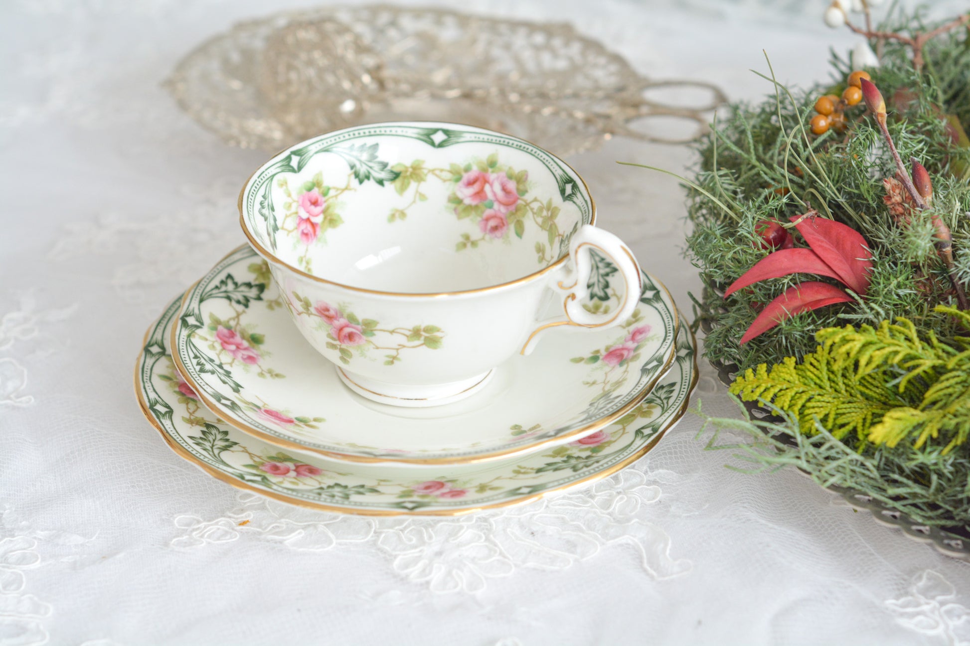 エインズレイの可愛らしいティートリオがやってきました。小さなバラに可愛らしい模様のティートリオです。クリスマスにもぴったりな雰囲気でクリスマスのテーブルコーディネートを盛り上げてくれます。エインズレイは1775年創業で今もたくさんの人々に愛される陶磁器メーカーです