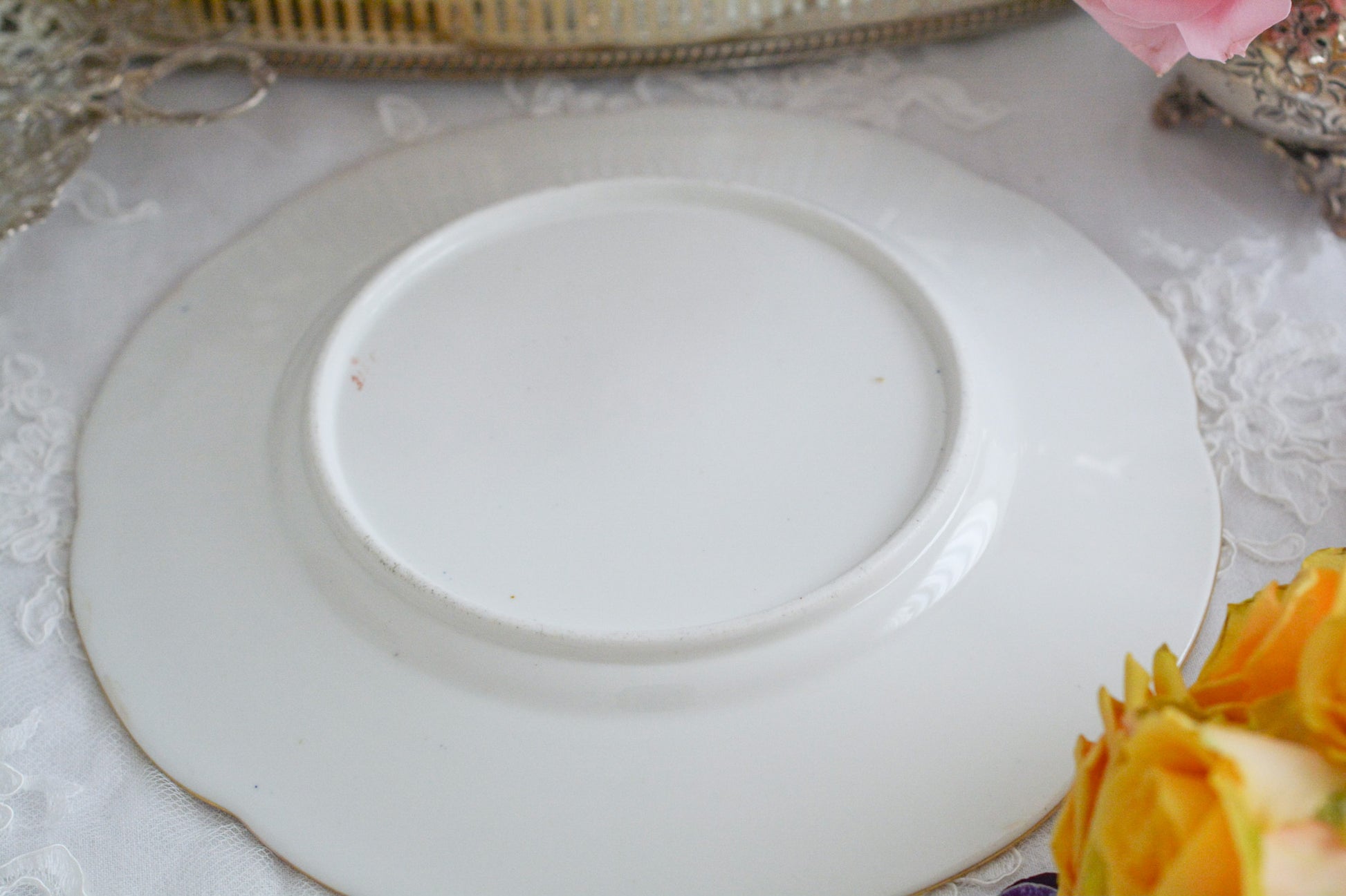 リッジウェイの素晴らしさを体感いただけるプレート。豪華絢爛という言葉がぴったりです。コバルトブルーに、金彩。エナメル画のイチゴやさくらんぼは瑞々しく描かれています。息を呑む美しさとでも言いましょうか。19世紀の素晴らしいプレートで、お茶の時間をお楽しみください。キャビネットプレートとしてお部屋に飾っていただいても素敵です。