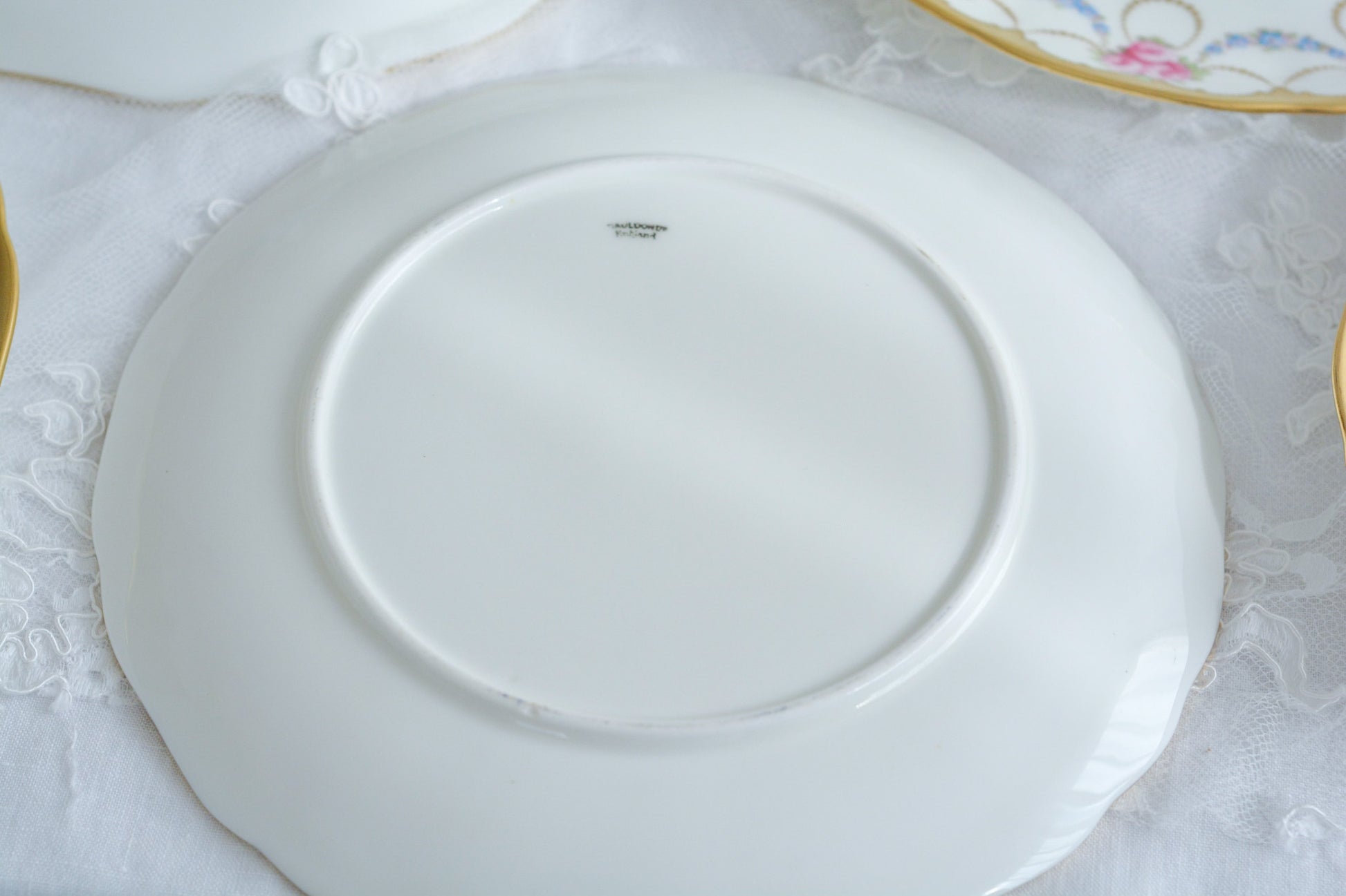 コウルドンのバラに忘れな草のガーランドが大変美しいデザートプレートです。縁の金彩は金盛りの模様が描かれてとても凝ったデザインとなっています。デザートタイムが一気に華やかになりますね。クリスマスのテーブルコーディネートにもぜひ。