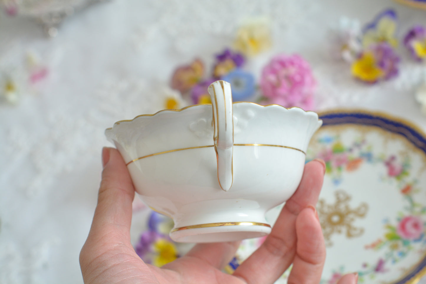 コウルドンの春爛漫な雰囲気のカップ&ソーサーです。ハンドペイントで描かれた花々が大変美しく、春のウキウキした雰囲気が伝わってきます。ソーサーのバックスタンプにはブラウンウエストヘッドムーアの記載もあり、ブラウンウエストヘッドムーアからコウルドンの過渡期に製造されたお品と推察しております。お花の季節のティータイムにぴったりなお品です。春のティータイムをこのカップと楽しんでみませんか?お揃いのデザートプレートも別で掲載しています。