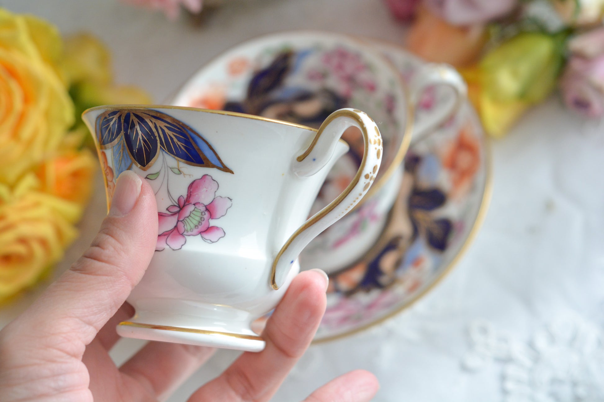 伊万里スタイルが美しいトゥルートリオ。コールポートのエンパイアシェイプによく似ています。1820年〜30年頃の作品と思われ、約200年が経過してなお美しく凛とした姿は日本の侘び寂びにも通じるのではないでしょうか?紅茶、コーヒーだけでなく、緑茶にもよく合いそうですね。トゥルートリオは、ティーカップ、コーヒーカップ、ソーサーのセットで、紅茶とコーヒーどちらもお楽しみいただけるセットです。