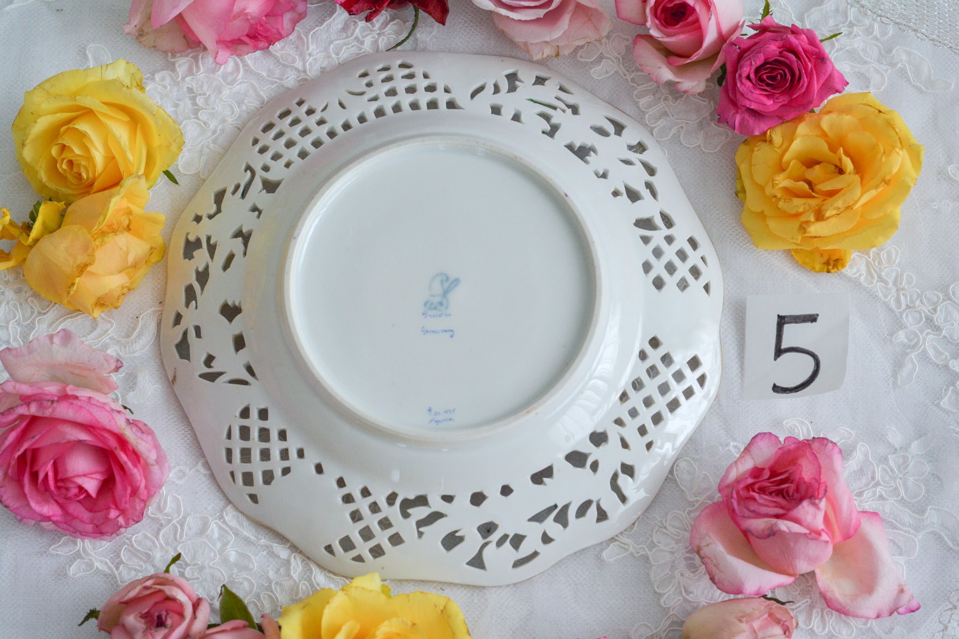 オーストリアの「国の母」とたたえられたハプスブルグ家の女帝「マリア・テレジア」。のちにフランス国王ルイ16世に嫁いだマリー・アントワネットの母でもあります。その名前にふさわしく、また、ウィーンの煌びやかな芸術や宮殿を思わせるような華やかで美しい世界観のプレートです。カール・ティーメの素晴らしいハンドペイントの絵付けをお楽しみください。