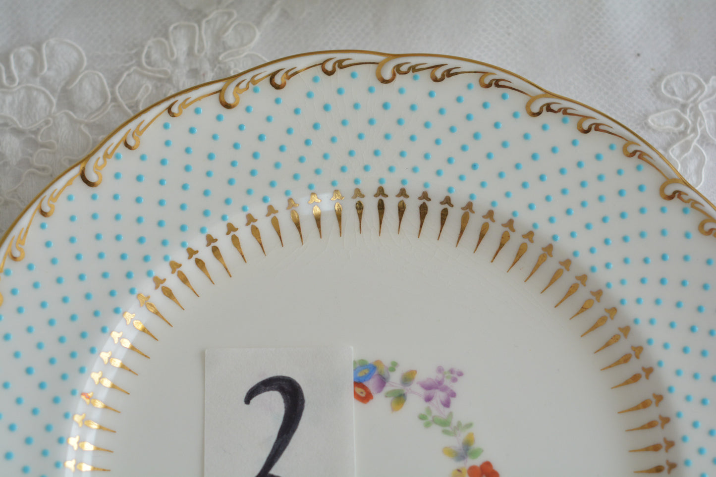 ティファニー特注の洗練された美しさとエナメルジュールの高度な技法で描かれた立体的なドット模様が素晴らしい、ミントンのデザートプレートです。ティファーニーらしい上品なプレートですね。ミントンブルーのプレートでデザートタイムをお楽しみください。こちらはどのプレートにも貫入が見られます。そのためお買い得価格になっています。