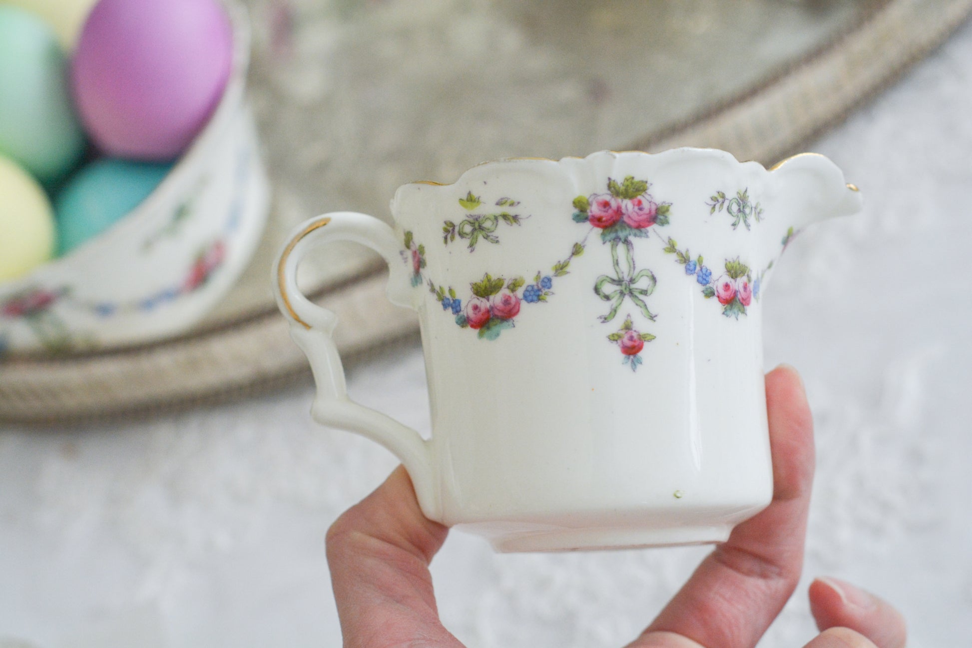 コリンウッドのリボンにバラのガーランドがとっても可愛らしいティートリオ、ミルクジャグ、スロップボウル、デザートプレートがやってきました!ハンドペイントで色つけされたバラやリボンを眺めているだけで気持ちが上向きになる可愛らしさです。ぜひ春のティータイムに。プルダウンから、単品ご選択頂けます