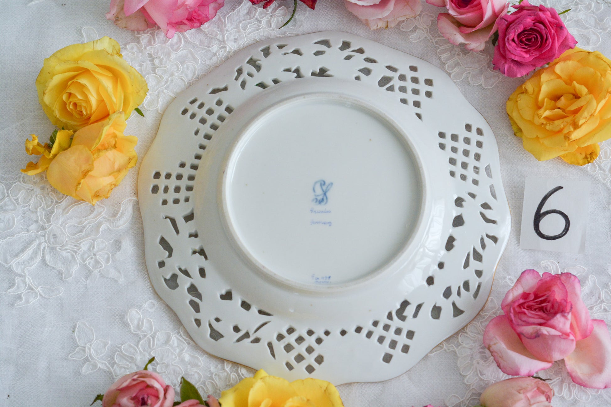 オーストリアの「国の母」とたたえられたハプスブルグ家の女帝「マリア・テレジア」。のちにフランス国王ルイ16世に嫁いだマリー・アントワネットの母でもあります。その名前にふさわしく、また、ウィーンの煌びやかな芸術や宮殿を思わせるような華やかで美しい世界観のプレートです。カール・ティーメの素晴らしいハンドペイントの絵付けをお楽しみください。