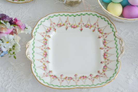コウルドンのとても可愛らしいB&Bプレートです。エンボスの模様にハンドペイントで色つけされています。コウルドンらしい可憐で美しいこのプレートは、ニューヨークの小売店の特注品で、アメリカからやってきました。サインドイッチや焼き菓子、スイーツなど盛り付けてお楽しみください。イースターのテーブルコーディネートにもぴったりのお品です。