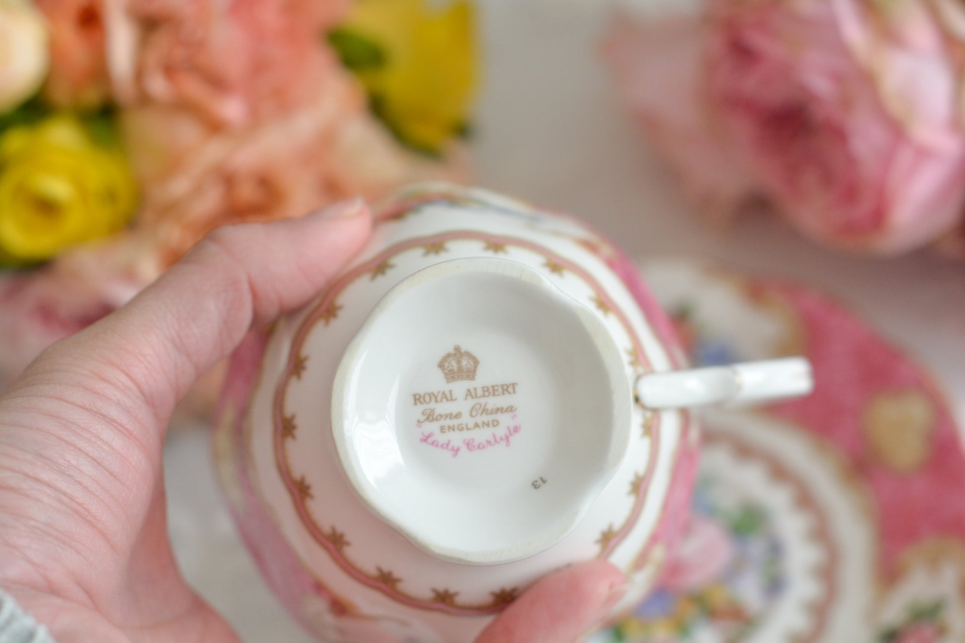 ロイヤルアルバートの人気シリーズ、レディカーライルのカップ&ソーサーです。大輪のバラに花々とスクロール模様の金彩で彩られた、ロココスタイルの大変豪華で美しいシリーズです。 ピンクカラーがティータイムを華やかに盛り上げてくれます。こちらはデュオでどれもとても良い状態です。全部で4客ございます。