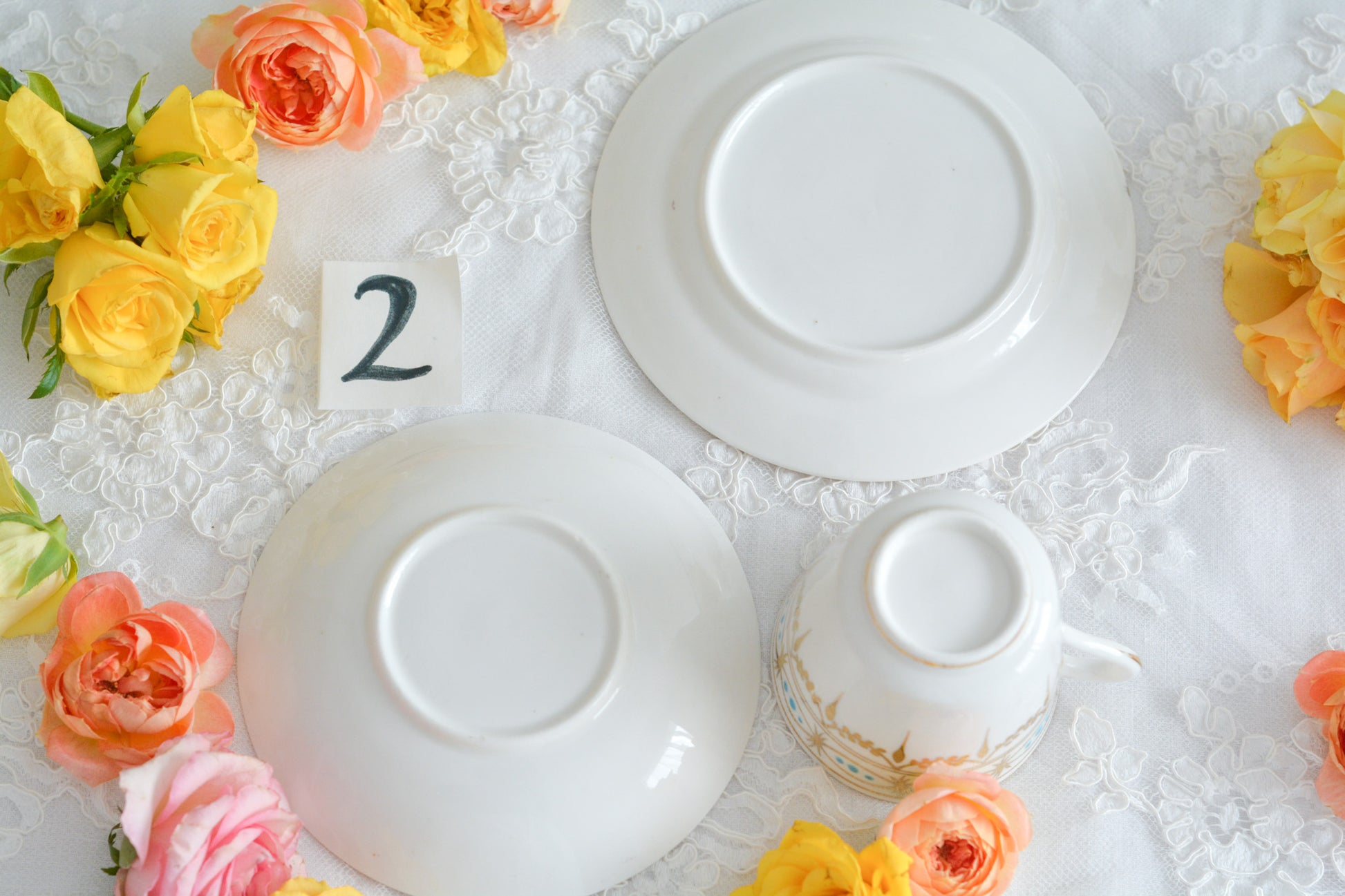 ハンドペイントで描かれた曲線美。アールヌーボースタイルのティートリオです。金彩にターコイズブルーのドットのコントラストが素敵なお品。カップは紅茶にもコーヒーにもお使いいただきやすいデザインです。