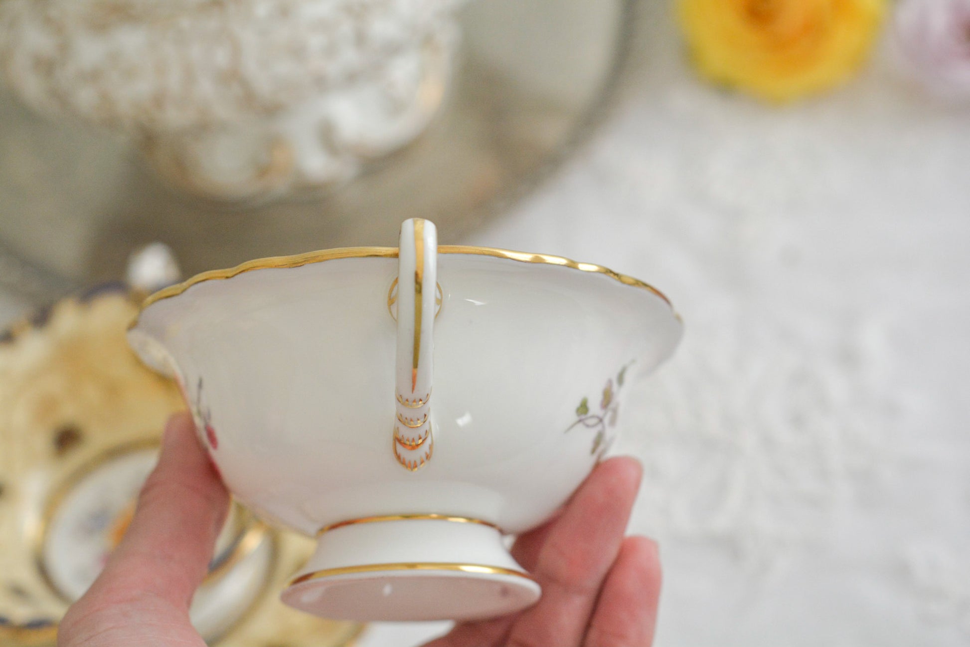 コールポートの1800年代の作品のリバイバルシリーズのオールドコールポートシリーズ。色々なお品がリバイバルされています。こちらはアデレードシェイプのリバイバル。ハンドルはアデレードシェイプハンドルではなくリングハンドルで、素磁も厚めに作られています。ロココリバイバルスタイルの優雅なデザインが美しいです。葡萄やフルーツ、お花の模様が大変豪華で美しいお品です。