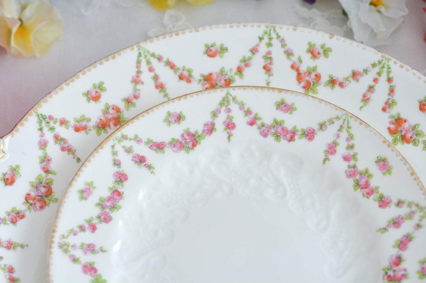 バラのガーランド模様が可愛らしい、ジョージ・ジョーンズ・クレッセントのセットです。カップ&ソーサー、サイドプレート、B&Bプレートのとても便利なセットです。クレッセントらしい可憐で上品な雰囲気がティータイムを盛り上げます。素磁の模様もとっても可愛らしいですよ。