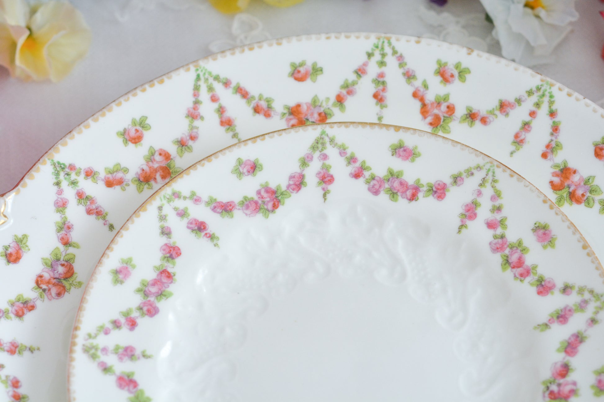 バラのガーランド模様が可愛らしい、ジョージ・ジョーンズ・クレッセントのセットです。カップ&ソーサー、サイドプレート、B&Bプレートのとても便利なセットです。クレッセントらしい可憐で上品な雰囲気がティータイムを盛り上げます。素磁の模様もとっても可愛らしいですよ。