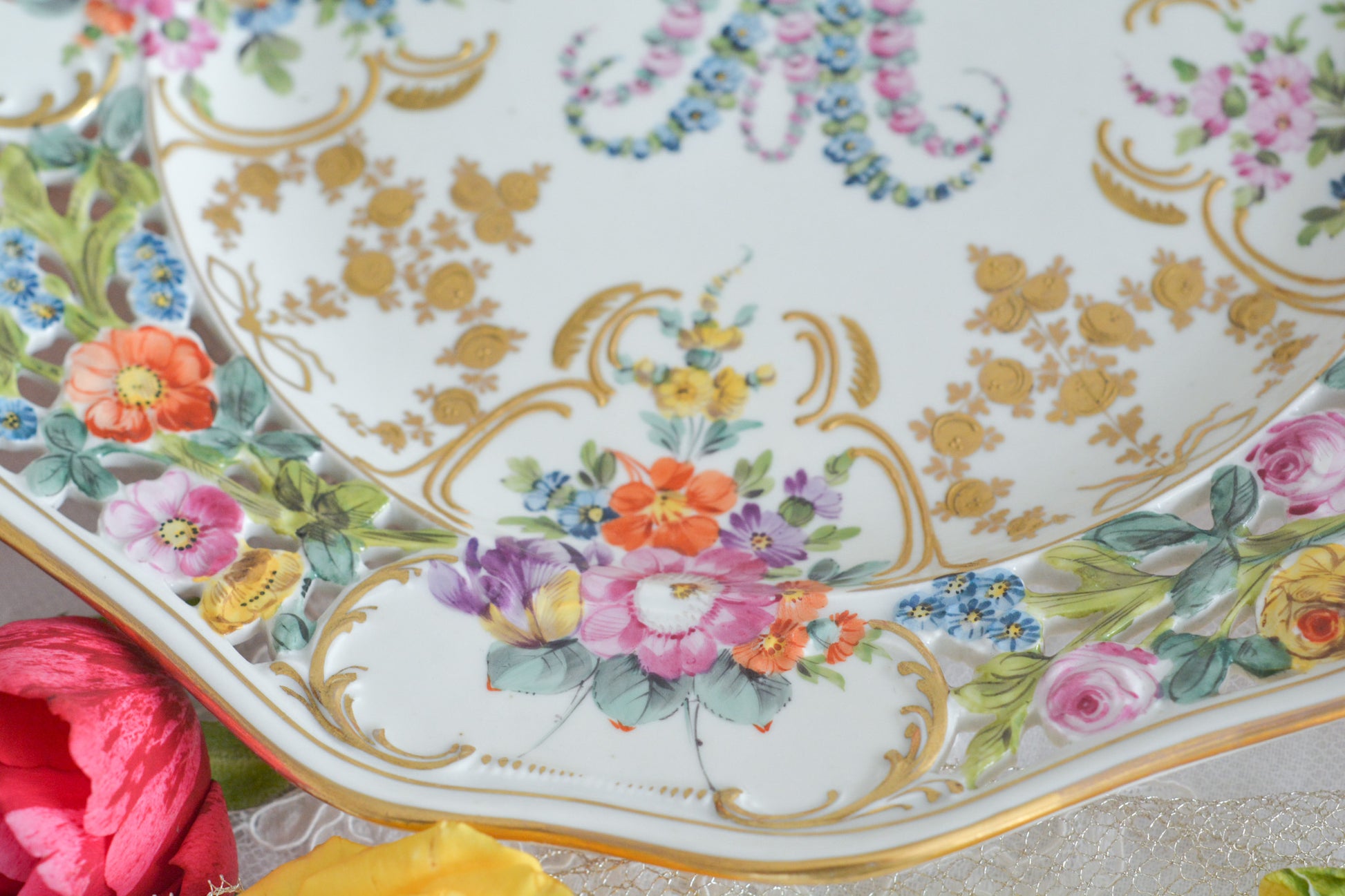 花文字でマリーアントワネットのMとAが描かれた、カール・ティーメ工房の美しいプレートです。全てハンドペイントで絵付けされていて、見れば見るほど引き込まれるお品で、テーブルコーディネートの主役になるプレートです。金彩部分も本当に美しく、リボンもとても可愛らしいですね。