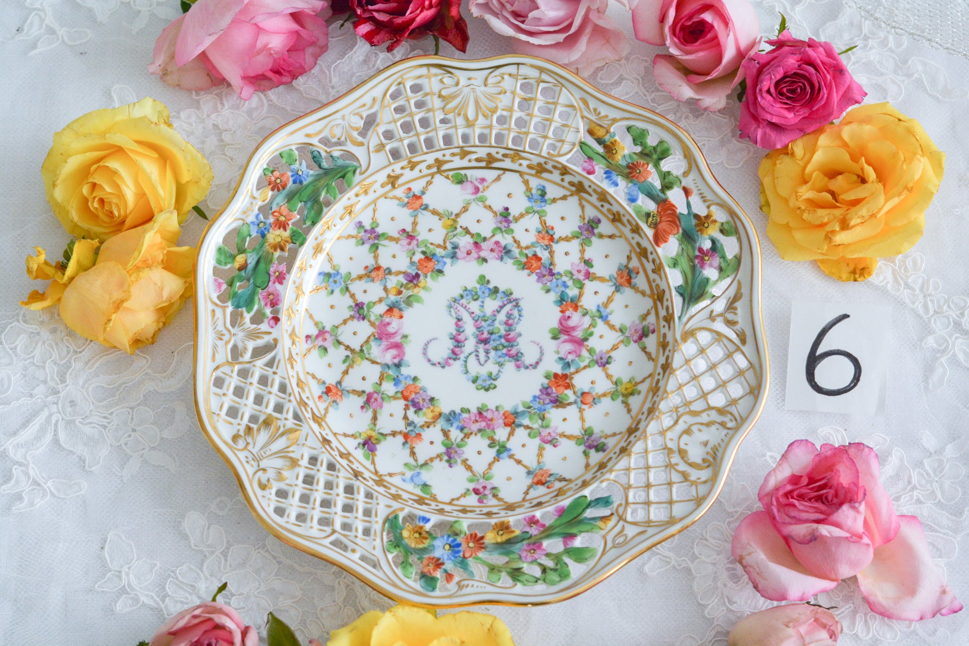 オーストリアの「国の母」とたたえられたハプスブルグ家の女帝「マリア・テレジア」。のちにフランス国王ルイ16世に嫁いだマリー・アントワネットの母でもあります。その名前にふさわしく、また、ウィーンの煌びやかな芸術や宮殿を思わせるような華やかで美しい世界観のプレートです。カール・ティーメの素晴らしいハンドペイントの絵付けをお楽しみください。