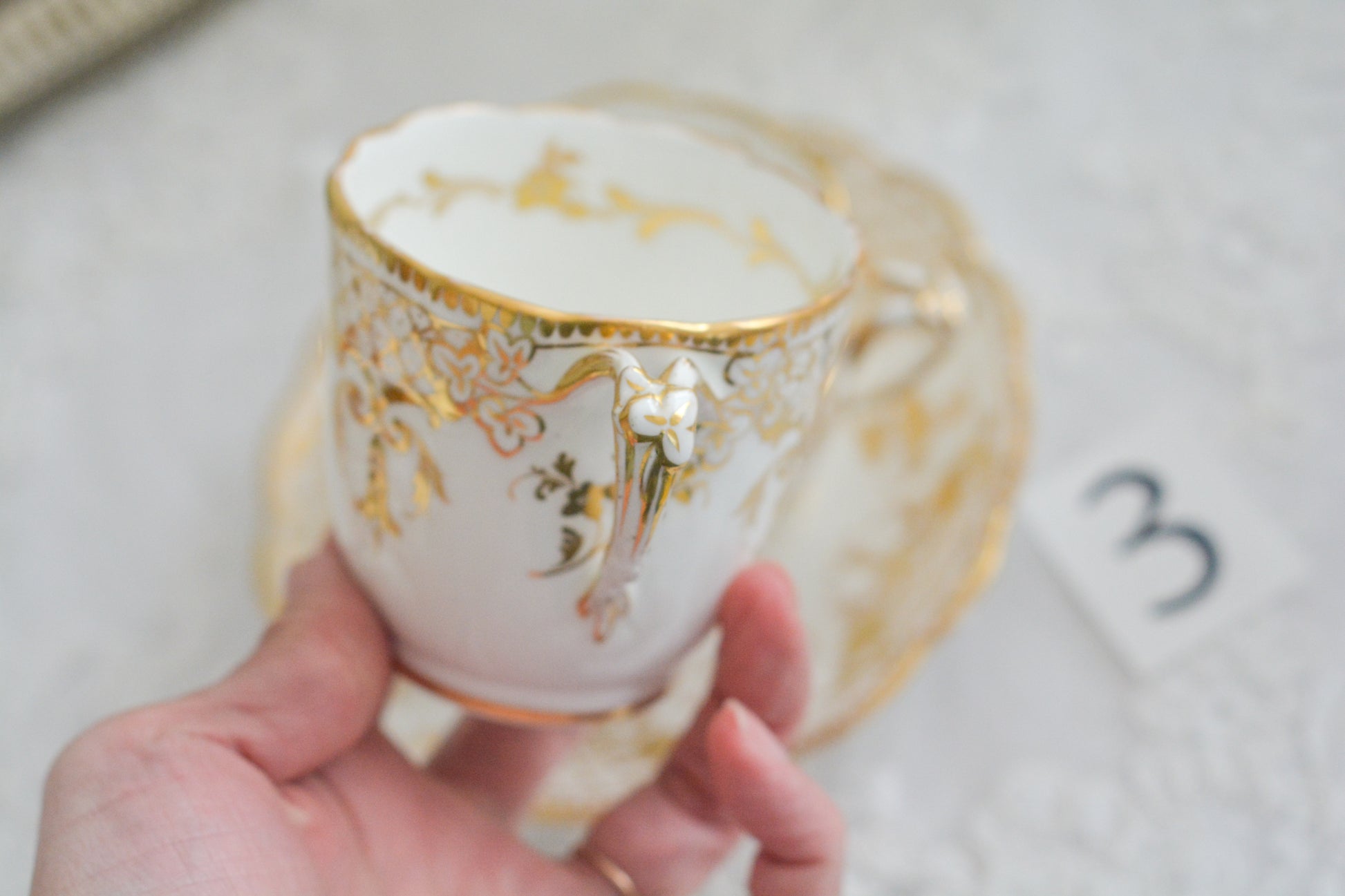 リッジウェイのFoliage Shapeのトゥルートリオ。ハンドル部分には葉っぱの模様がついていてとても可愛らしいシェイプです。白磁に金彩の模様がとても豪華でリッジウェイらしい作品です。トゥルートリオは、ティーカップ、コーヒーカップ、ソーサーのセットでヴィクトリア時代の初期頃まではトリオといえばこちらが主流でした。今ではとても貴重になっています。紅茶もコーヒーも楽しめるのがいいですね。