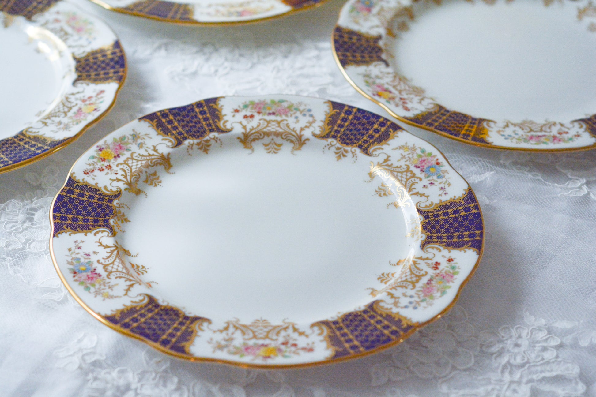 ウェッジウッドの華やかなアンティークプレート。Rose Antiquesはコールポートをはじめ英国のアンティーク食器をご紹介しています。