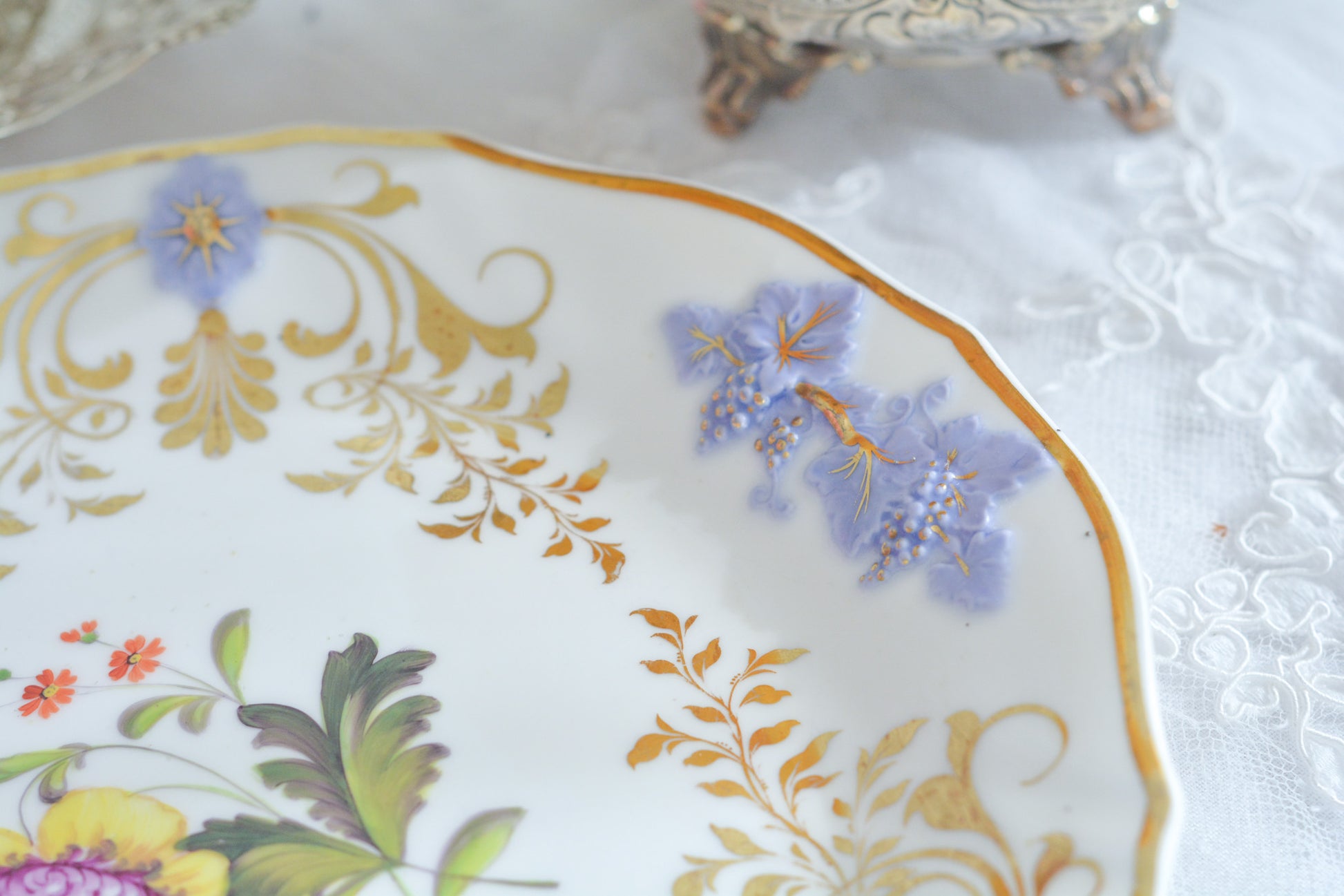 H&Rダニエルは1822年から1846年までという短い期間しか製造していないのですが、とても素晴らしい磁器を作っていたメーカです。 数がとても少なく、なかなか見つけることが難しいのですが「出会えたらいいな」と日々探していてこのプレートに巡り会えました!中央に描かれたお花は繊細なタッチで描かれています。縁の立体的な葡萄とお花の装飾はパープルブルーと金彩で彩られています。 この美しいプレートでティータイムをお楽しみいただけたら嬉しいです。