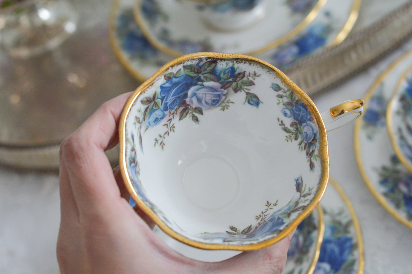 ブルーのバラが美しい、ロイヤルアルバートのムーンライトシリーズのティートリオです。オールドカントリーローズのブルーバージョンで、世界的に人気のあるシリーズです。英国湖水地方の庭園をイメージしたと言われる、美しい色合いがとても美しくティータイムを彩ります。こちらは全部で3点ございます。