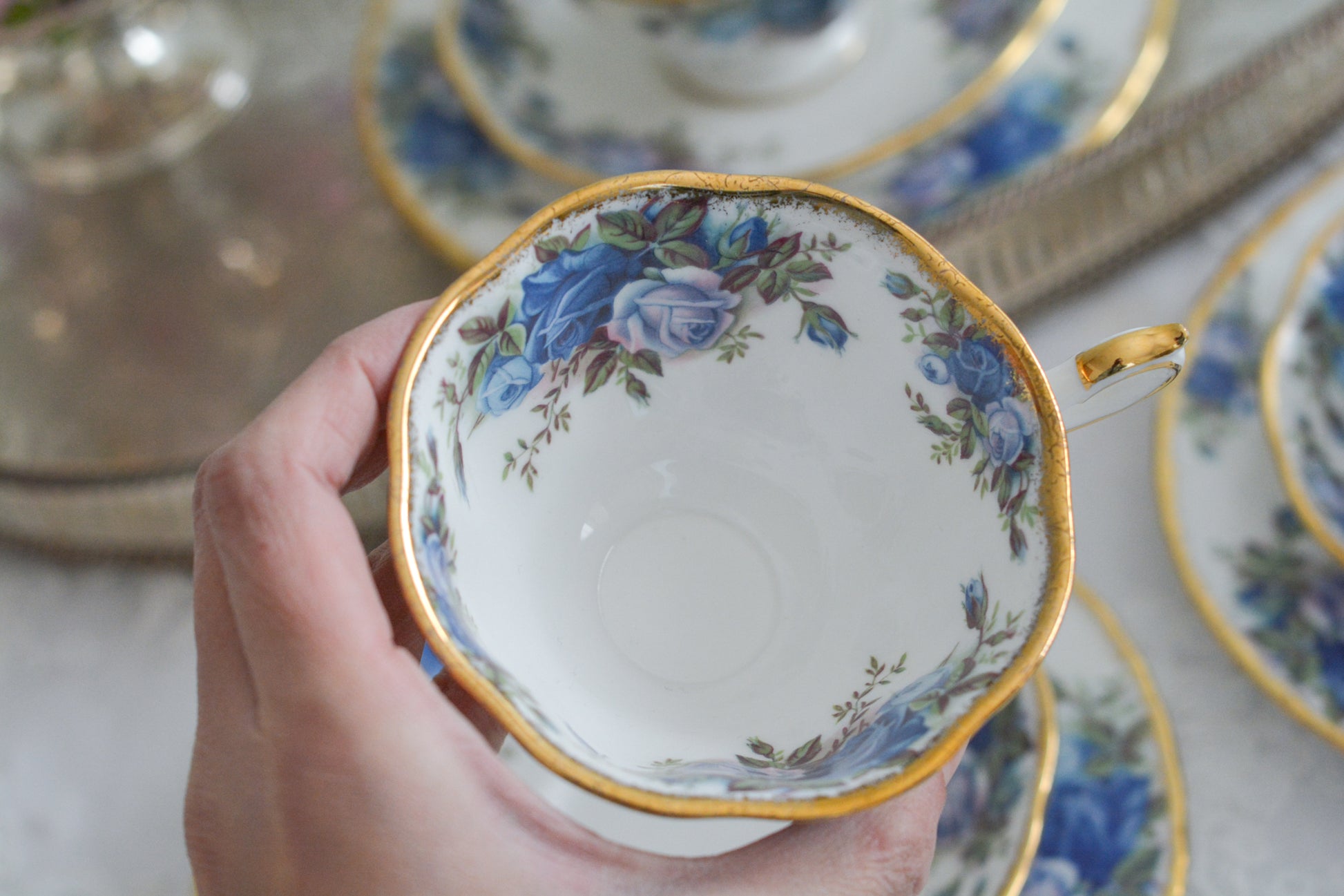 ブルーのバラが美しい、ロイヤルアルバートのムーンライトシリーズのティートリオです。オールドカントリーローズのブルーバージョンで、世界的に人気のあるシリーズです。英国湖水地方の庭園をイメージしたと言われる、美しい色合いがとても美しくティータイムを彩ります。こちらは全部で3点ございます。