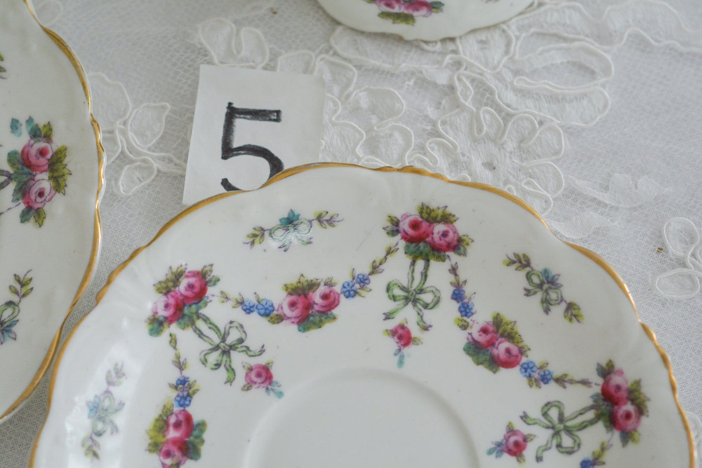 コリンウッドのリボンにバラのガーランドがとっても可愛らしいティートリオ、ミルクジャグ、スロップボウル、デザートプレートがやってきました!ハンドペイントで色つけされたバラやリボンを眺めているだけで気持ちが上向きになる可愛らしさです。ぜひ春のティータイムに。プルダウンから、単品ご選択頂けます