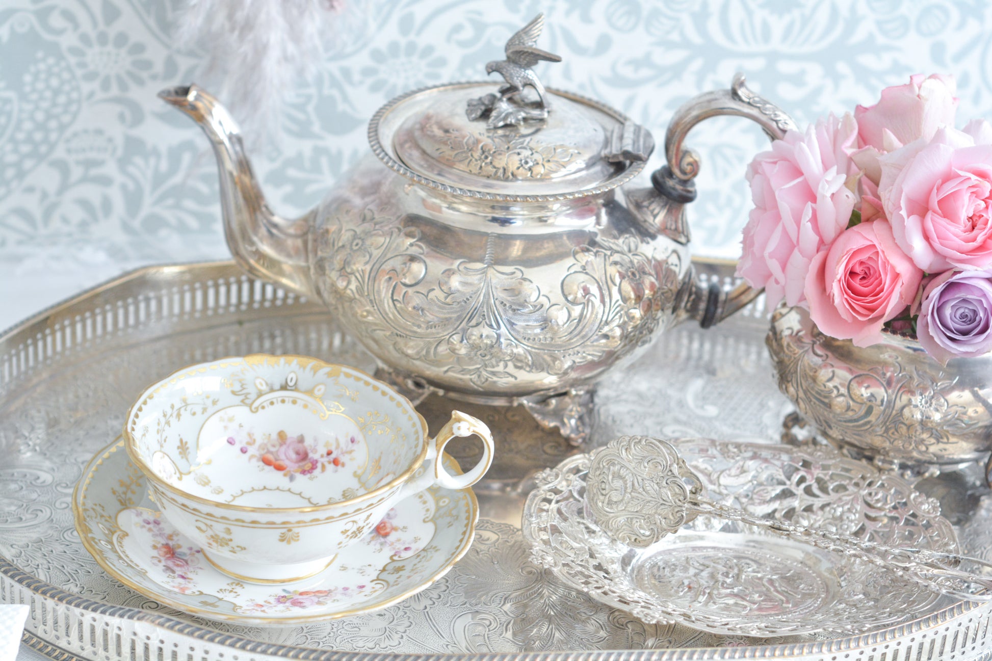 J.Green&Sonsという小売店の優雅なカップです。J.Green&Sonsは1934年から1842年に聖ポール大聖堂近くに店を構えていました。大きなお店だったようです。メーカーのバックスタンプはありません。小売店の希望でメーカーのバックスタンプを入れなかったと推察しています。優しい色合いに優美なシェイプ。ハンドルもとても可愛らしいです。ロココリバイバルのカップで優雅なティータイムをお過ごしください。