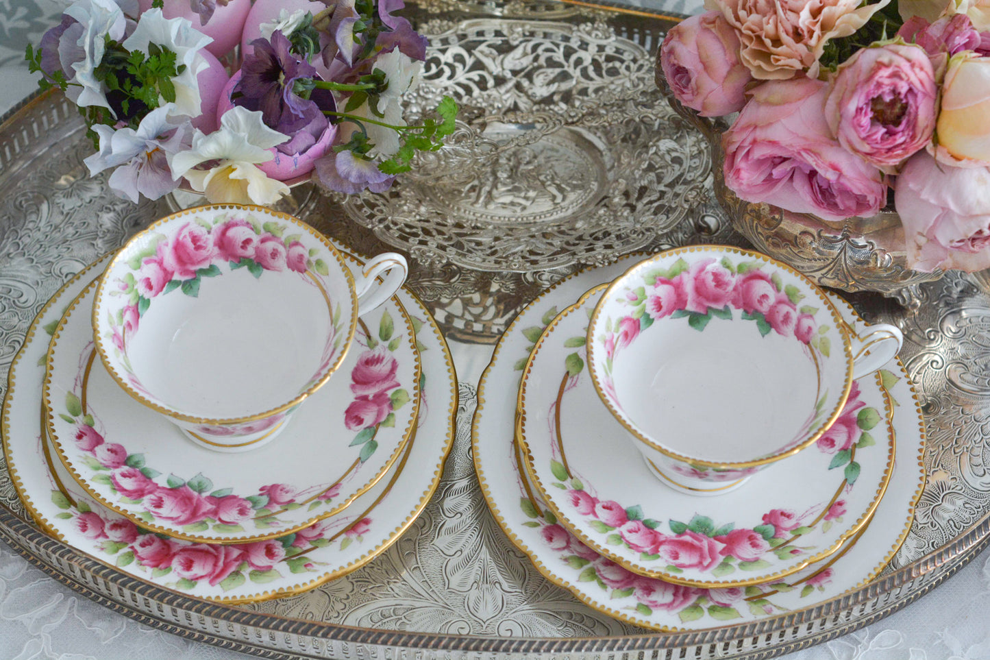 シェリーの美しいティートリオがやってきました。ハンドペイントで描かれたバラが大変華やかです。やはりハンドペイントは立体感があり美しいなと思います。ハンドルも凝った作りで細部まで美しい。春のティータイムのテーブルコーディネートに花を添えてくれますよ。イースターのコーディネートにもぜひ。