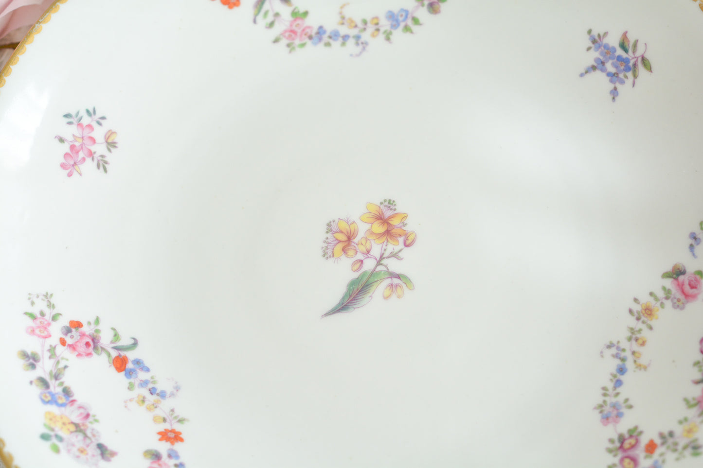 ロンドンに1825年〜1917年に営業していた「ダニエル」という小売店がオーダーしたデザートプレートです。バックスタンプはダニエルのマークのみで製造元のマークはありません。その為どのメーカーにオーダーしたのは詳細はわかりませんが、可憐な小花たちがとても美しいプレートです。ダニエルは、コールポートなどに特注品をオーダーしていたと専門書に記述があります。きっと力のあった小売店だったのだろうと思います。