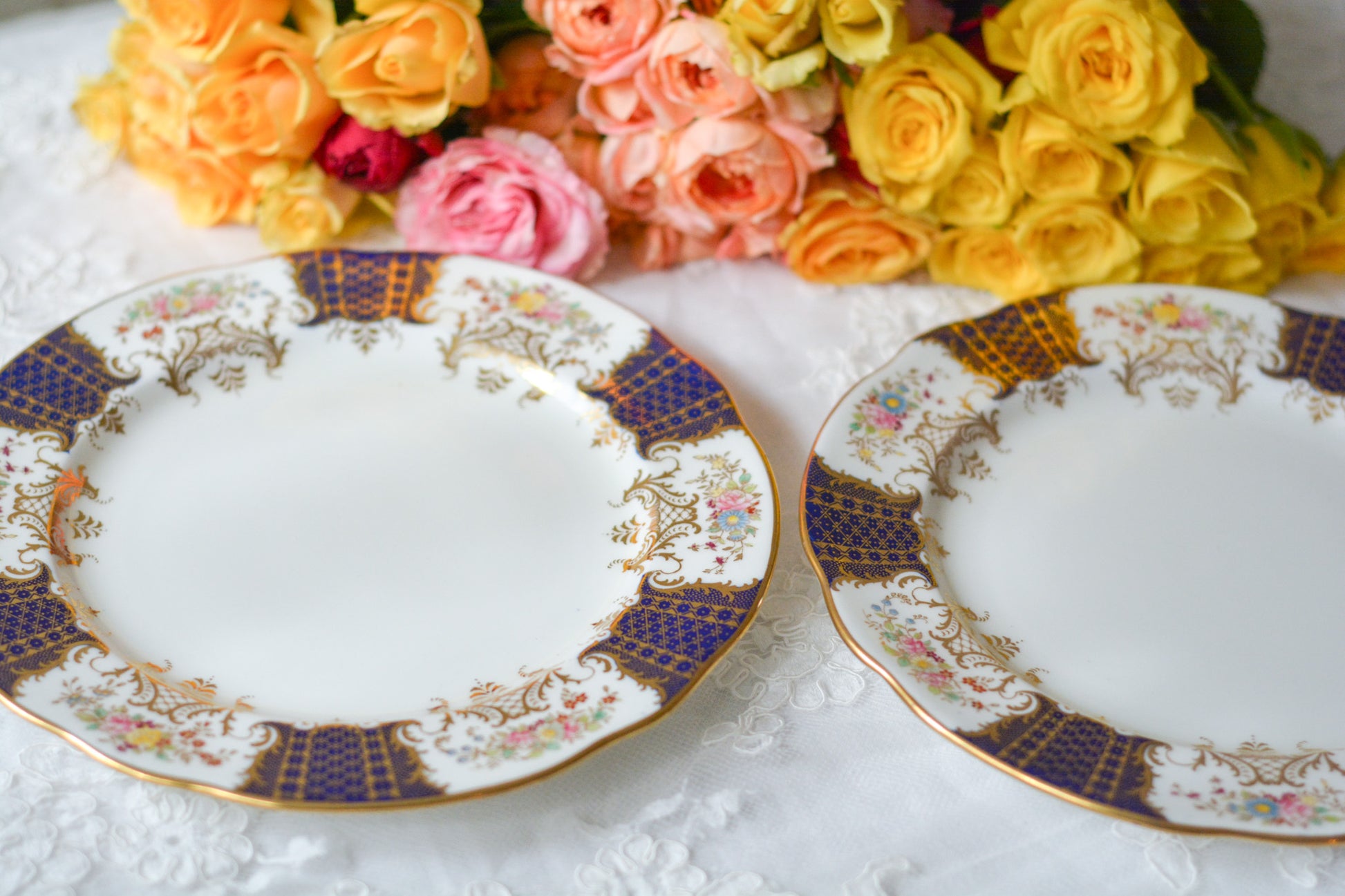 ウェッジウッドの華やかなアンティークプレート。Rose Antiquesはコールポートをはじめ英国のアンティーク食器をご紹介しています。