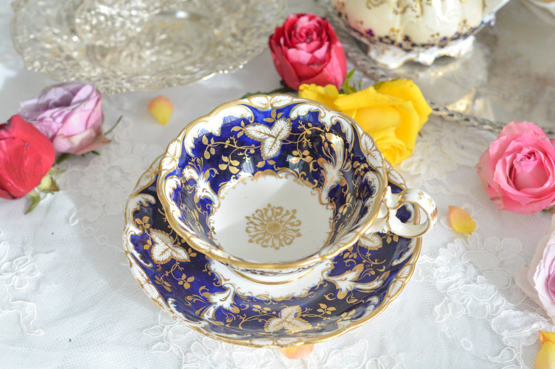 コバルトブルーに金彩の葉っぱ模様が大変美しい、コールポートアデレードシェイプのカップ&ソーサーです。優美なシェイプは大変美しく、重厚感がありながら繊細さも感じるお品です。カップに1ヶ所古いヒビが入っているためお値打ち価格になっています。ヒビはあるものの、ロココリバイバルの大変美しいカップです。