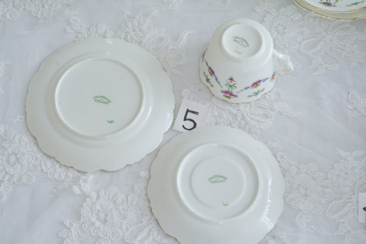 コリンウッドのリボンにバラのガーランドがとっても可愛らしいティートリオ、ミルクジャグ、スロップボウル、デザートプレートがやってきました!ハンドペイントで色つけされたバラやリボンを眺めているだけで気持ちが上向きになる可愛らしさです。ぜひ春のティータイムに。プルダウンから、単品ご選択頂けます