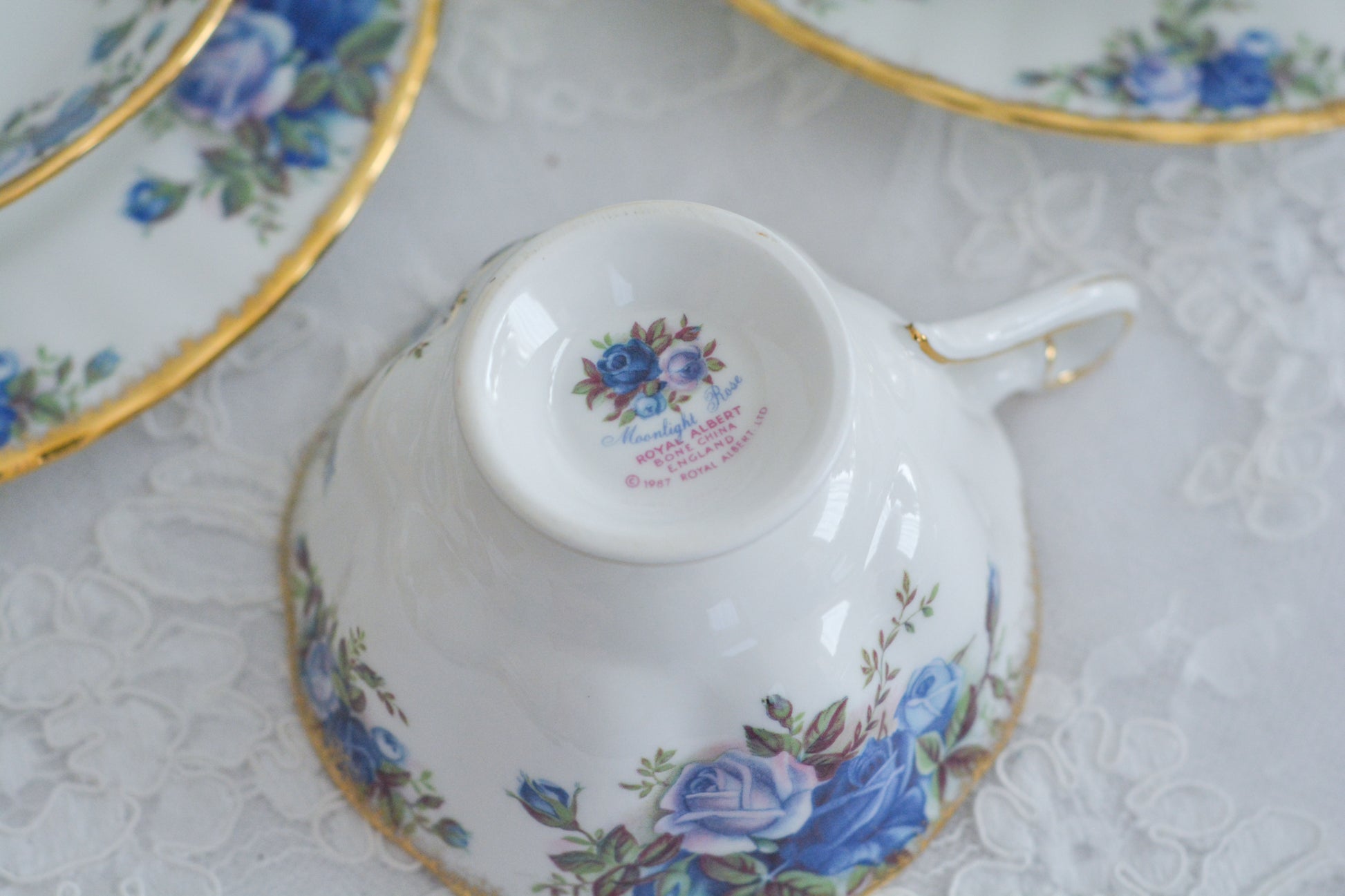 ブルーのバラが美しい、ロイヤルアルバートのムーンライトシリーズのティートリオです。オールドカントリーローズのブルーバージョンで、世界的に人気のあるシリーズです。英国湖水地方の庭園をイメージしたと言われる、美しい色合いがとても美しくティータイムを彩ります。こちらは全部で3点ございます。