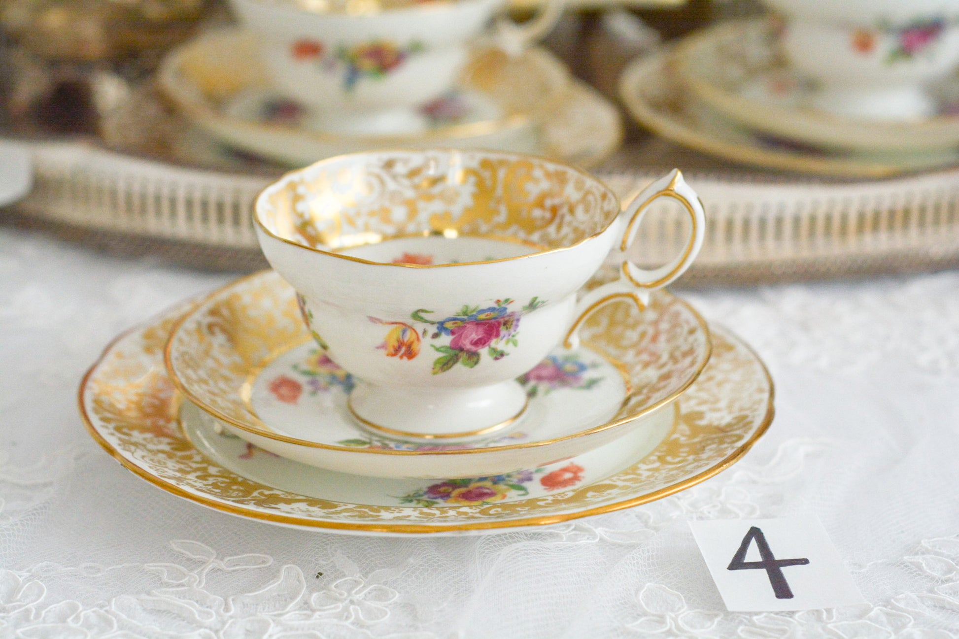 ハマースレイの豪華なティートリオとB&Bプレート。金彩の華やかな模様にブーケ柄のプリントが映えます。ハマースレイらしい優美なシェイプで、ティータイムに花を添えてくれるデザインです。それぞれ状態が異なりますので、プルダウンよりお選びください。ティートリオの④〜⑥はカップにヒビがあり、水漏れするため観賞用としてお勧めします。プレートはそれぞれお使いいただけます。