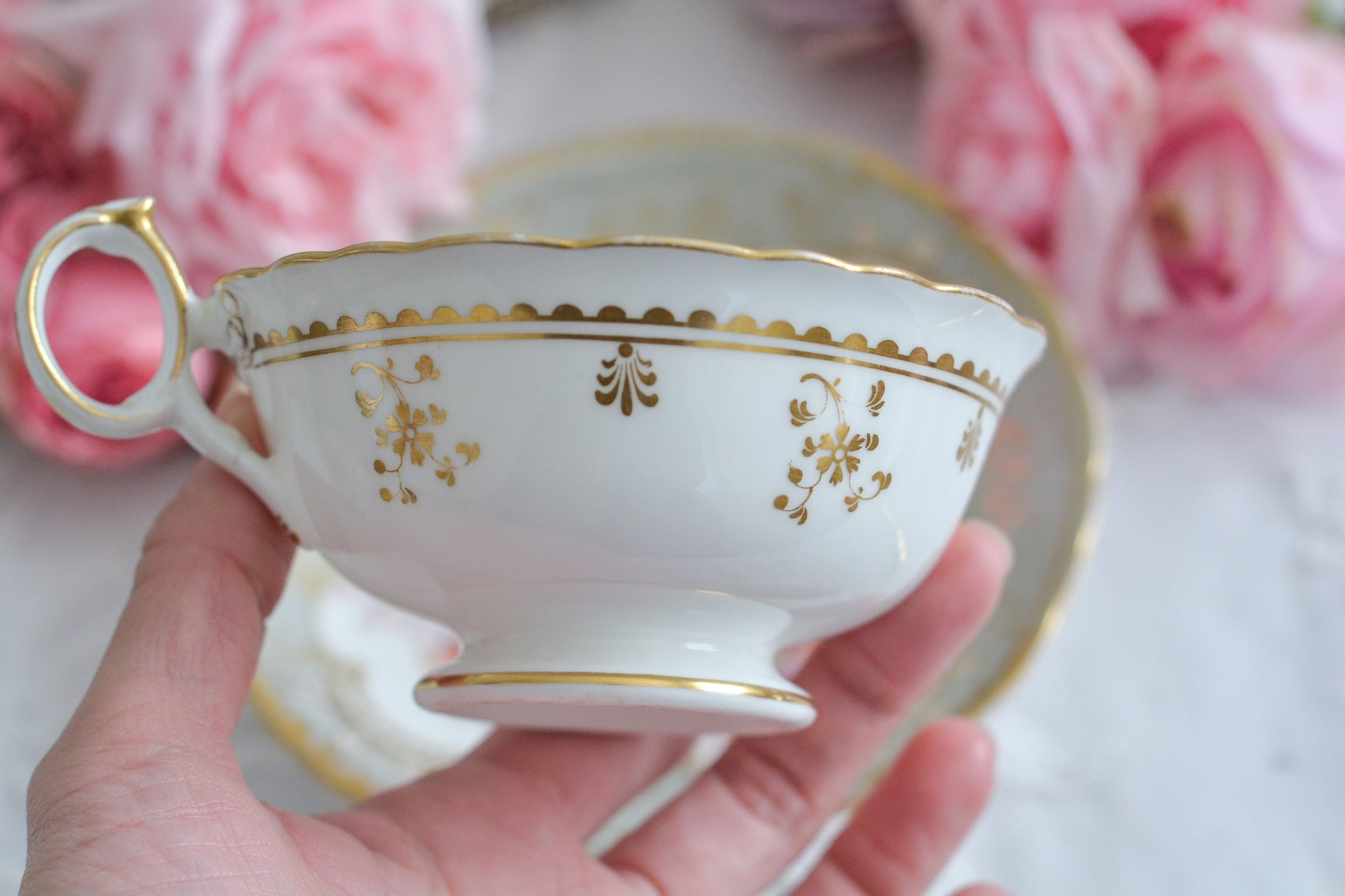 J.Green&Sonsという小売店の優雅なカップです。J.Green&Sonsは1934年から1842年に聖ポール大聖堂近くに店を構えていました。大きなお店だったようです。メーカーのバックスタンプはありません。小売店の希望でメーカーのバックスタンプを入れなかったと推察しています。優しい色合いに優美なシェイプ。ハンドルもとても可愛らしいです。ロココリバイバルのカップで優雅なティータイムをお過ごしください。