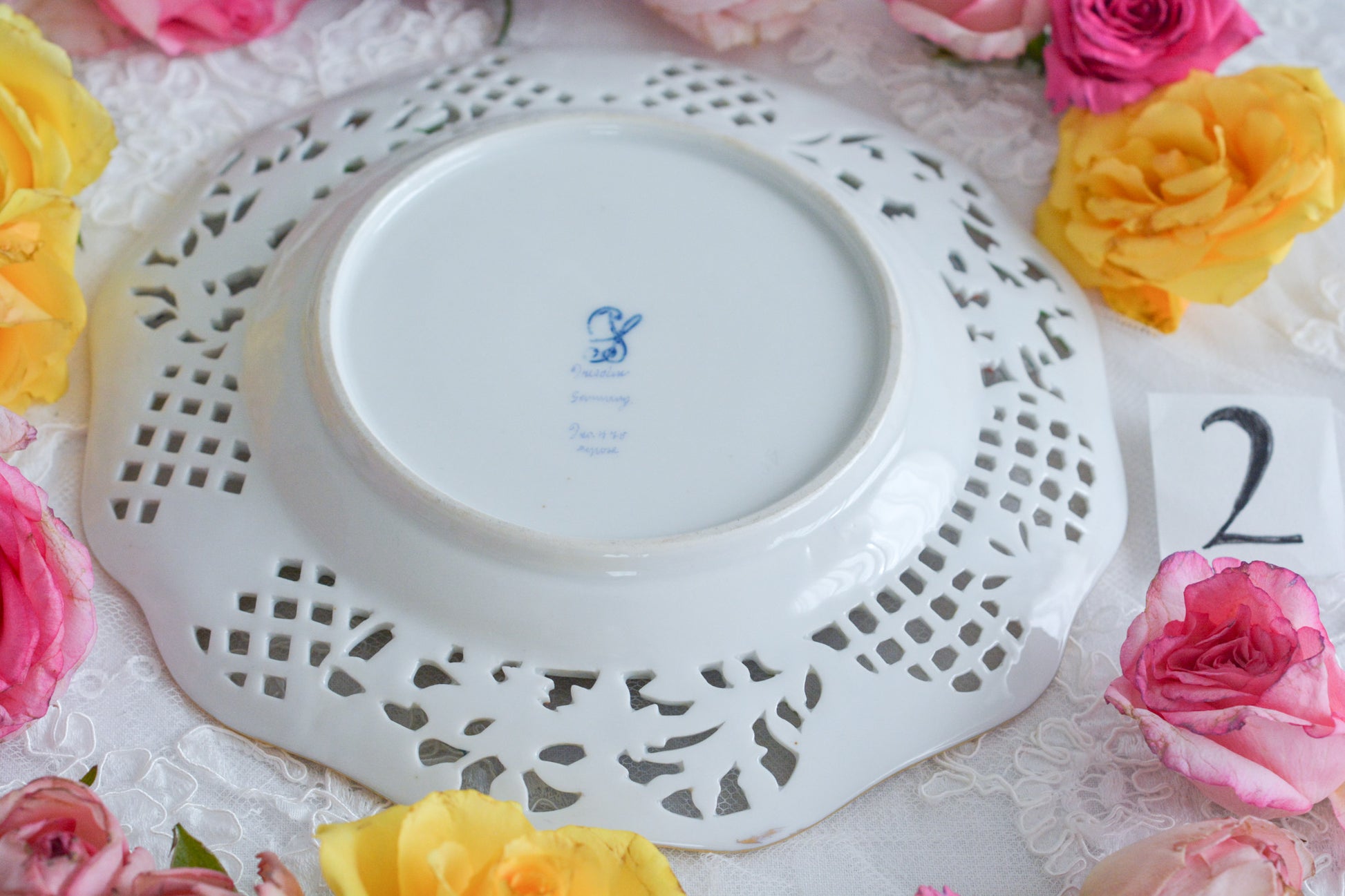 オーストリアの「国の母」とたたえられたハプスブルグ家の女帝「マリア・テレジア」。のちにフランス国王ルイ16世に嫁いだマリー・アントワネットの母でもあります。その名前にふさわしく、また、ウィーンの煌びやかな芸術や宮殿を思わせるような華やかで美しい世界観のプレートです。カール・ティーメの素晴らしいハンドペイントの絵付けをお楽しみください。