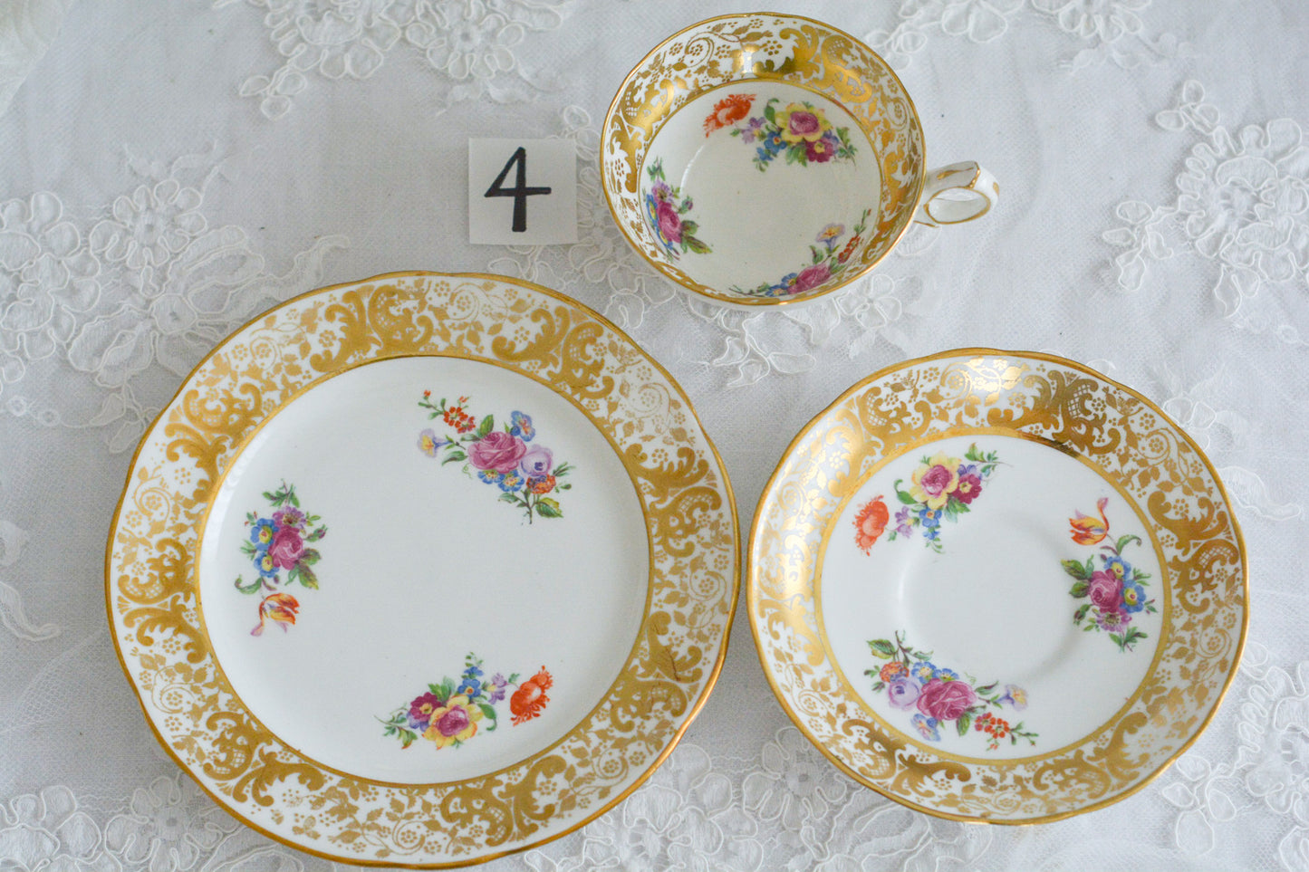 ハマースレイの豪華なティートリオとB&Bプレート。金彩の華やかな模様にブーケ柄のプリントが映えます。ハマースレイらしい優美なシェイプで、ティータイムに花を添えてくれるデザインです。それぞれ状態が異なりますので、プルダウンよりお選びください。ティートリオの④〜⑥はカップにヒビがあり、水漏れするため観賞用としてお勧めします。プレートはそれぞれお使いいただけます。