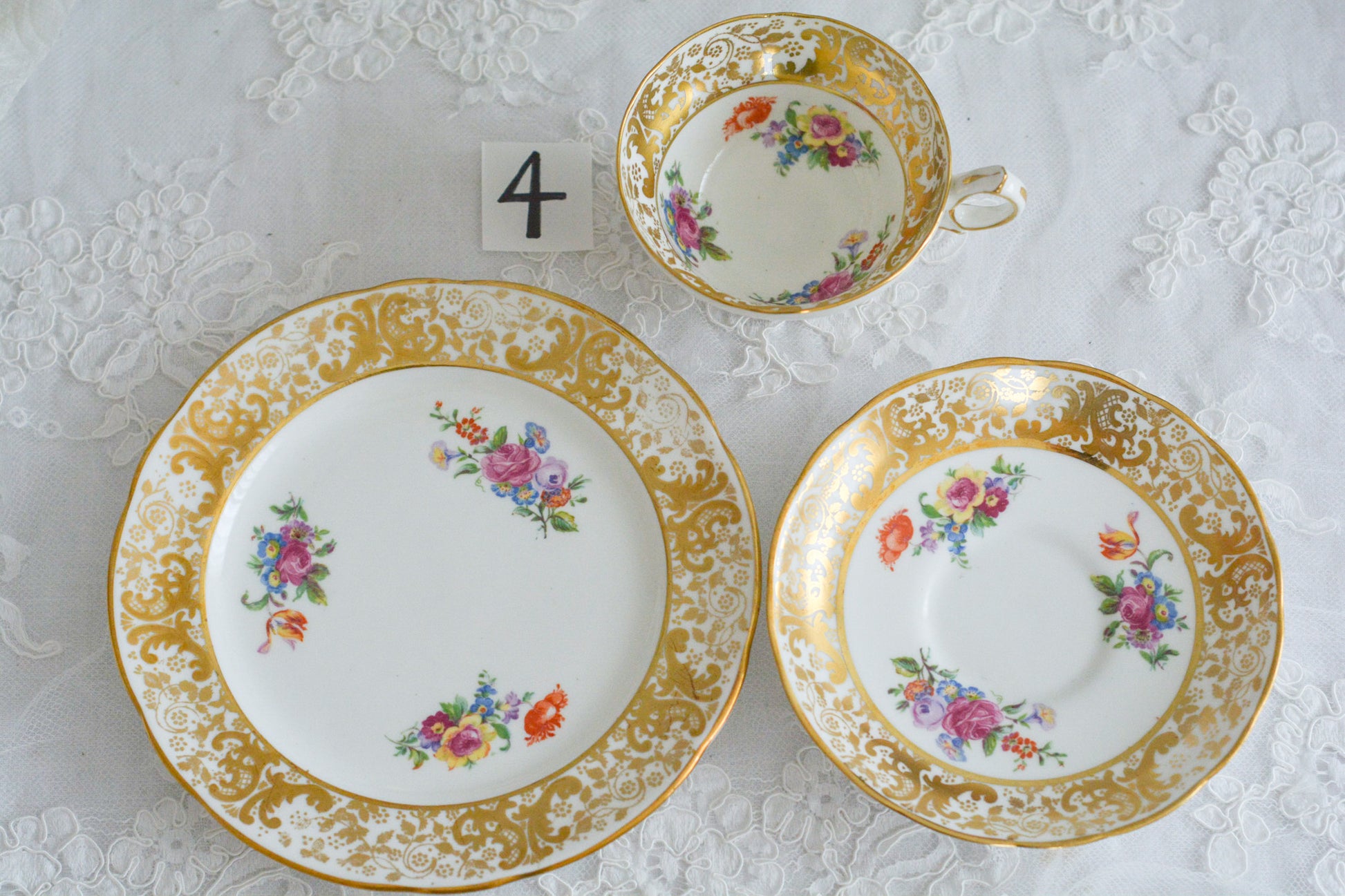 ハマースレイの豪華なティートリオとB&Bプレート。金彩の華やかな模様にブーケ柄のプリントが映えます。ハマースレイらしい優美なシェイプで、ティータイムに花を添えてくれるデザインです。それぞれ状態が異なりますので、プルダウンよりお選びください。ティートリオの④〜⑥はカップにヒビがあり、水漏れするため観賞用としてお勧めします。プレートはそれぞれお使いいただけます。