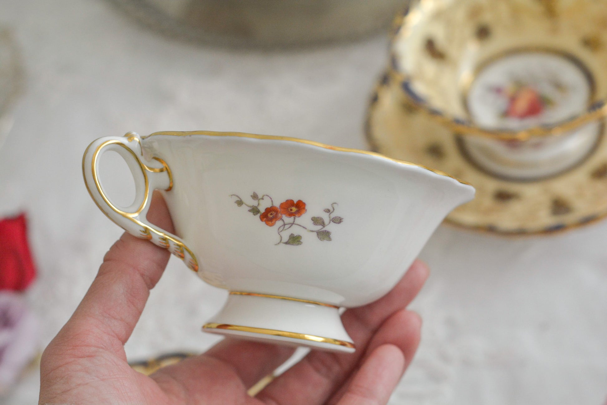 コールポートの1800年代の作品のリバイバルシリーズのオールドコールポートシリーズ。色々なお品がリバイバルされています。こちらはアデレードシェイプのリバイバル。ハンドルはアデレードシェイプハンドルではなくリングハンドルで、素磁も厚めに作られています。ロココリバイバルスタイルの優雅なデザインが美しいです。葡萄やフルーツ、お花の模様が大変豪華で美しいお品です。