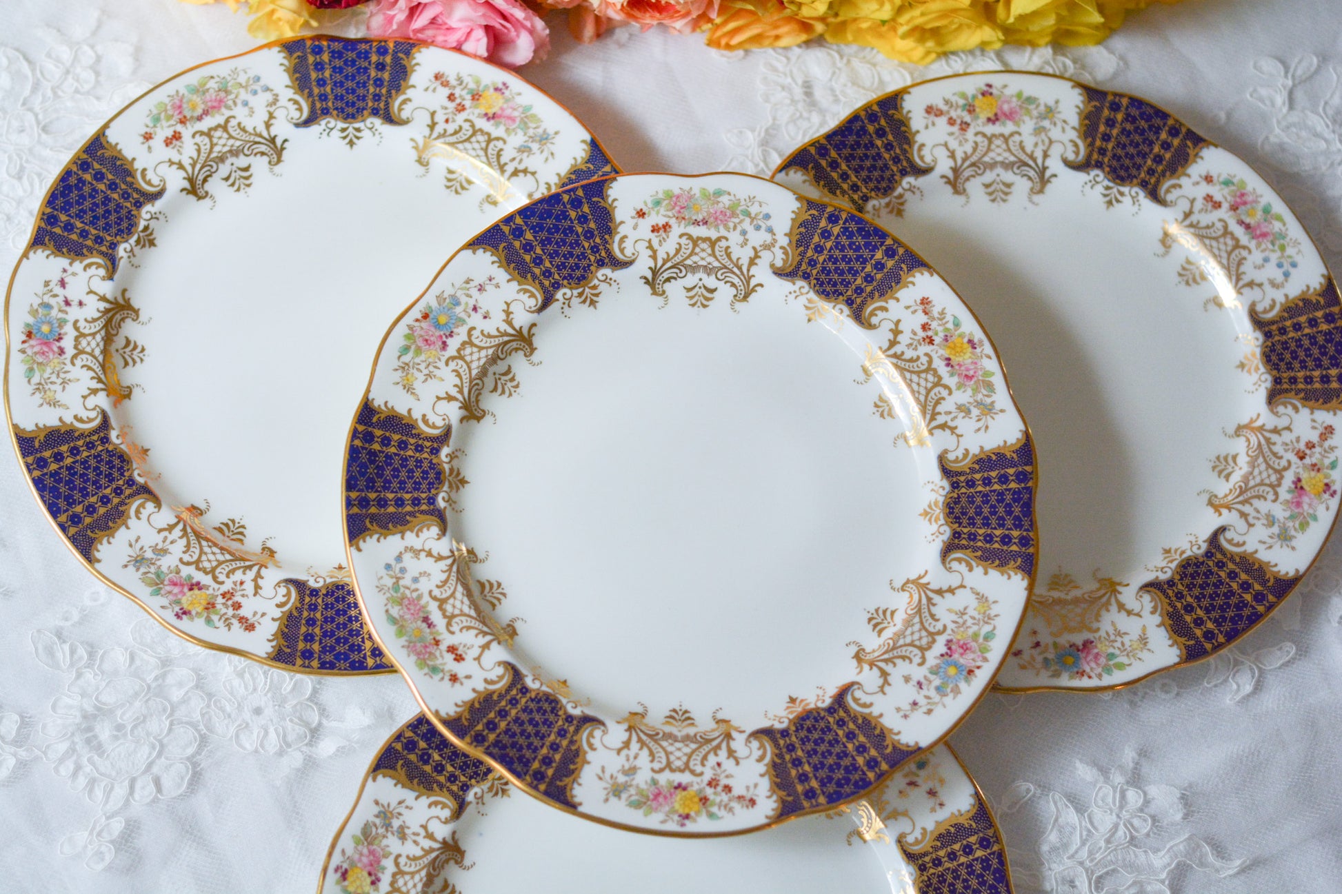 ウェッジウッドの華やかなアンティークプレート。Rose Antiquesはコールポートをはじめ英国のアンティーク食器をご紹介しています。